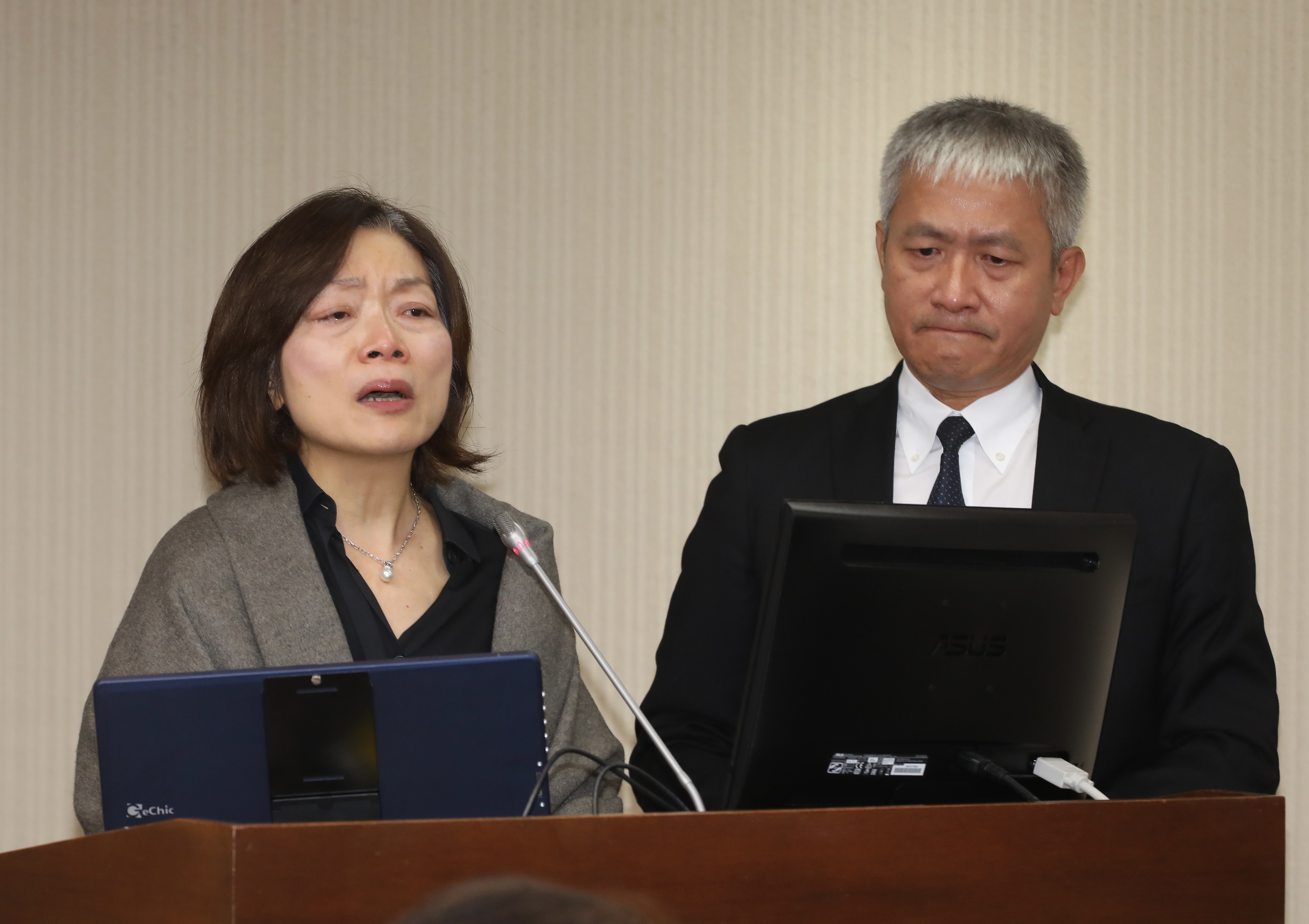 勞動部長何佩珊今在立法院數度落淚,更在質詢時表態認為自己已經不適任將會提出請辭。