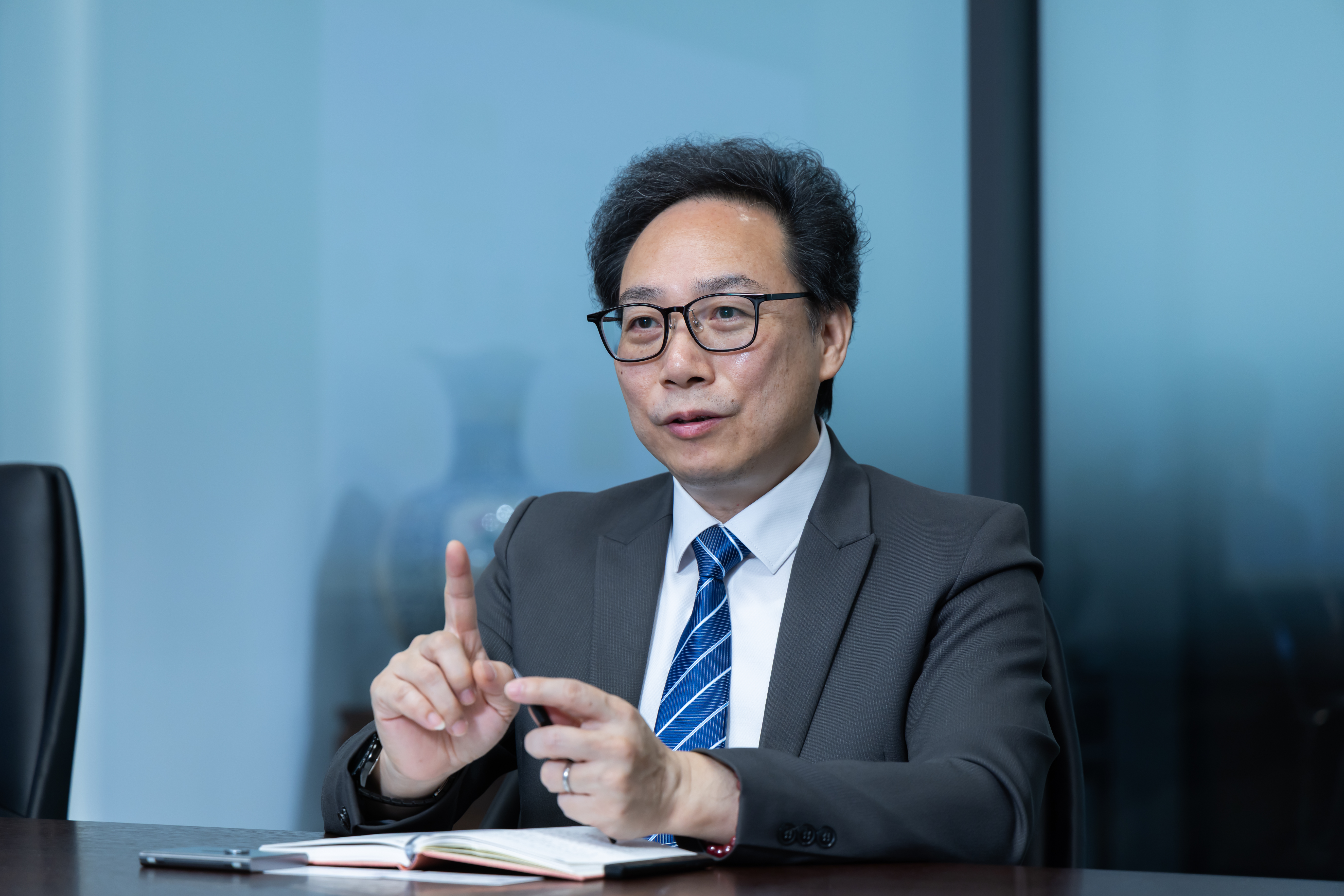 和亞智慧董事長石文機回憶一路走來的創業路,曾從天堂一夕掉到谷底。憑著工程師不服輸韌性,如今闖出新局面,將帶領公司邁向上櫃路。