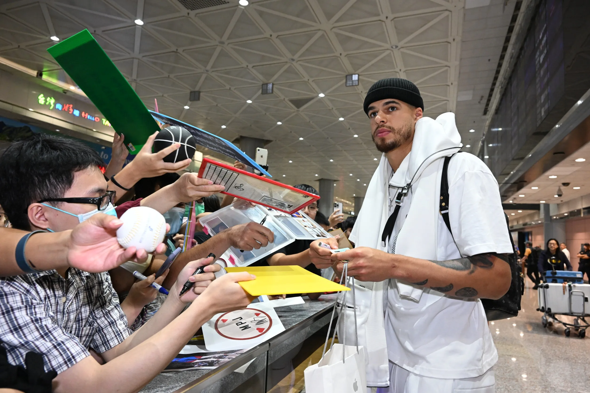 NBA大咖球星小波特，職業生涯至今已賺進超過2.7億美元，約85億台幣，來台活動受到球迷歡迎。