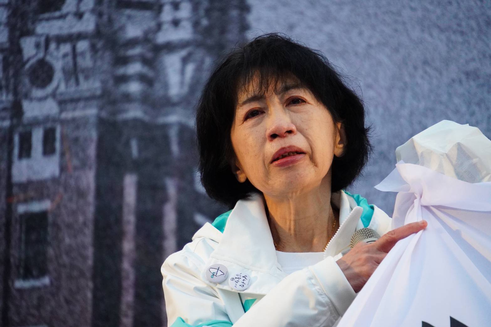 柯文哲遭延長羈押禁見，到庭旁聽的陳佩琪走出法庭後，抓欄杆哭喊「他到底做了什麼事，你們為什麼要這樣對他」。（本刊資料照）