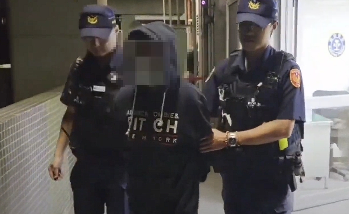 台中一名28歲男子無視保護令，不斷騷擾前女友，甚至在車站持水果刀攻擊前女友及其母親。（翻攝畫面）