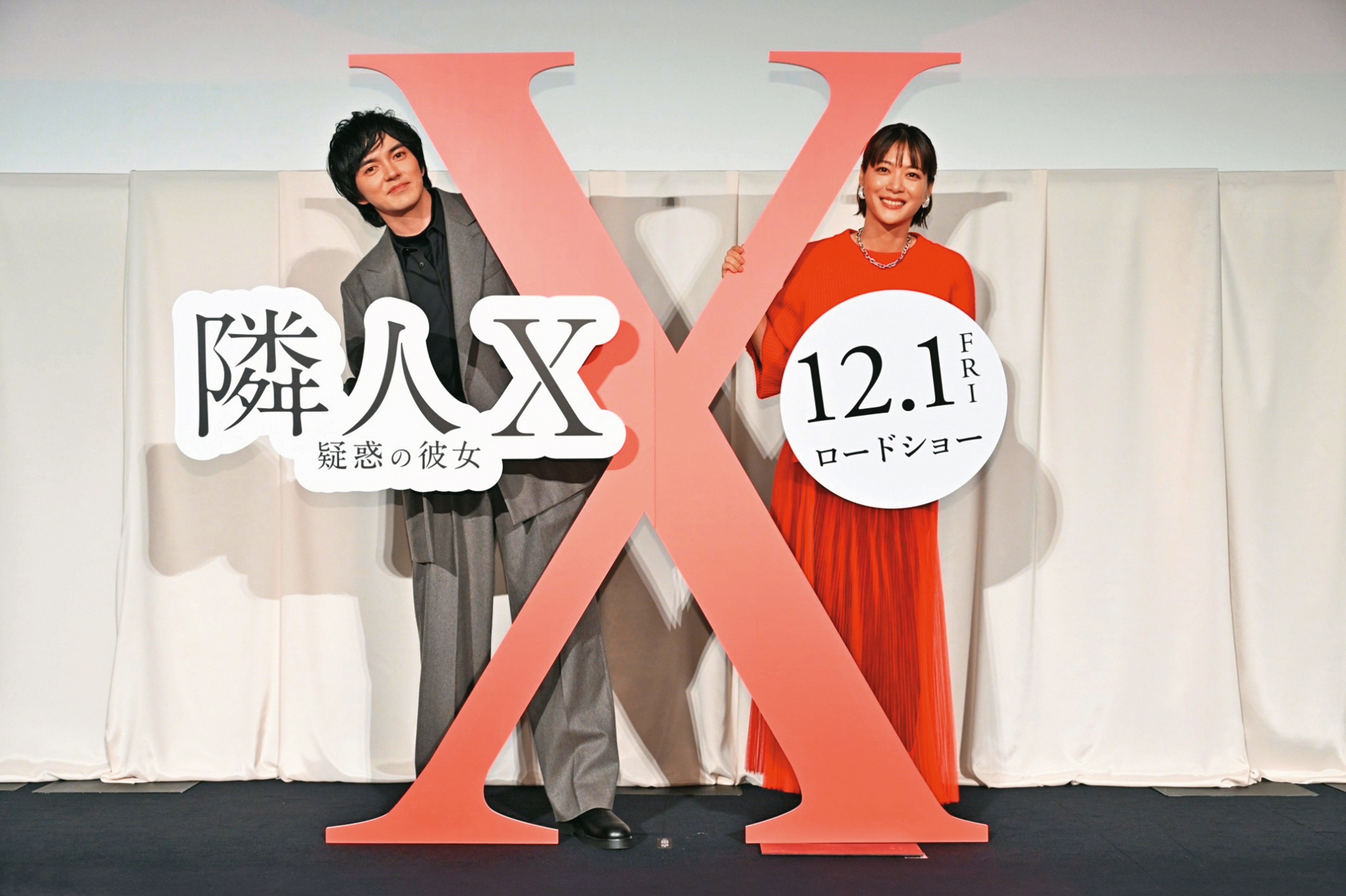 上野樹里(右)與林遣都(左)首次搭檔登大銀幕,在《鄰人X:謎樣的女子》默契十足。(天馬行空提供)
