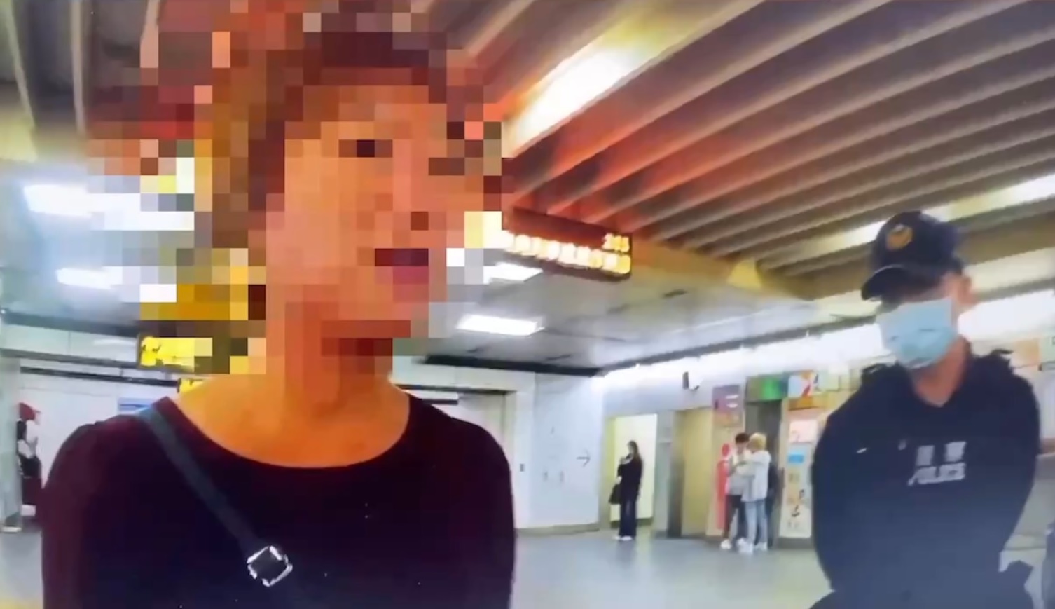 警方到場時，出腳踢人的黃女坦承因有飲酒情緒太嗨。（翻攝畫面）