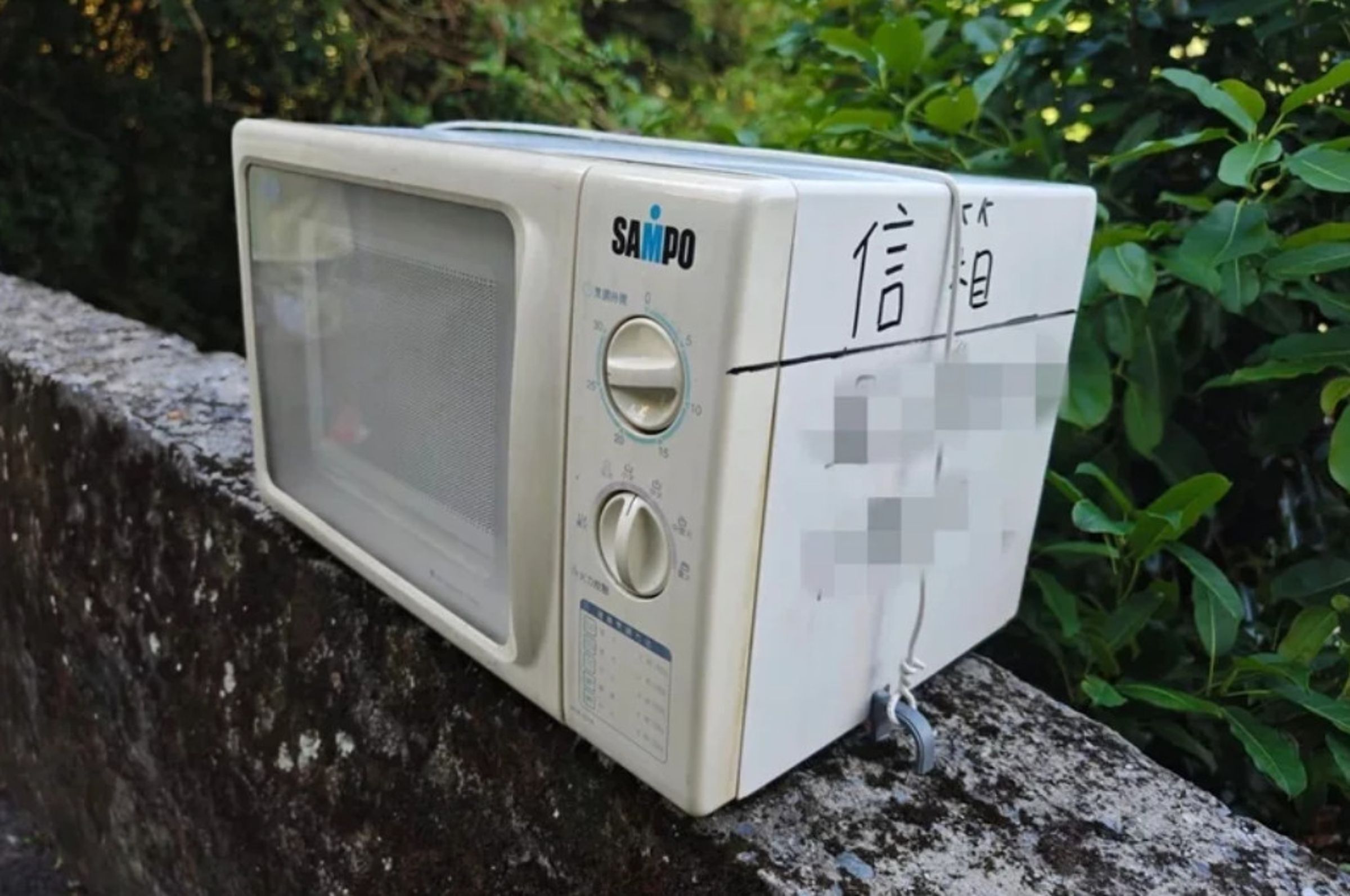 網友將廢棄的微波爐改造成信箱，可收包裹信件，還有防水功能。（翻攝臉書社團「路上觀察學院」）