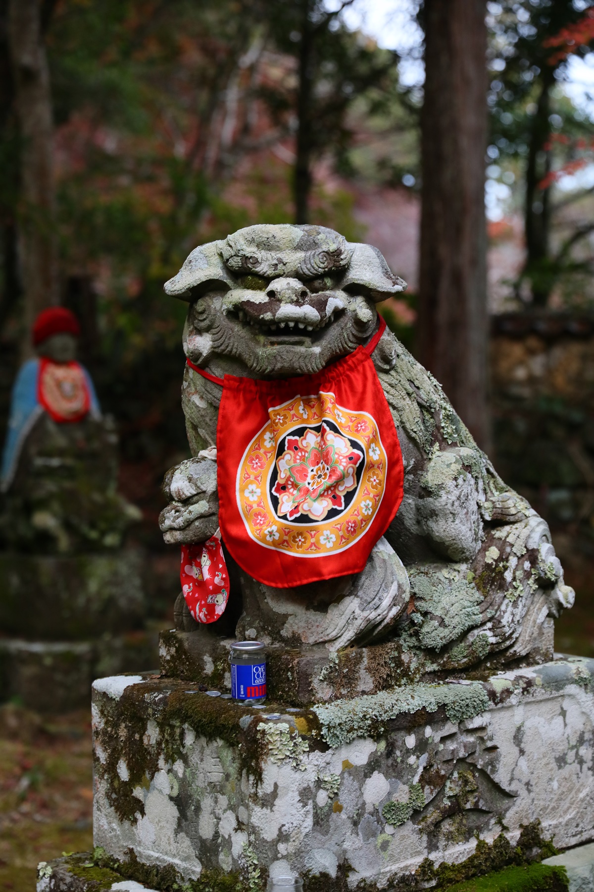 石獅穿戴紅衣可抵禦邪氣。