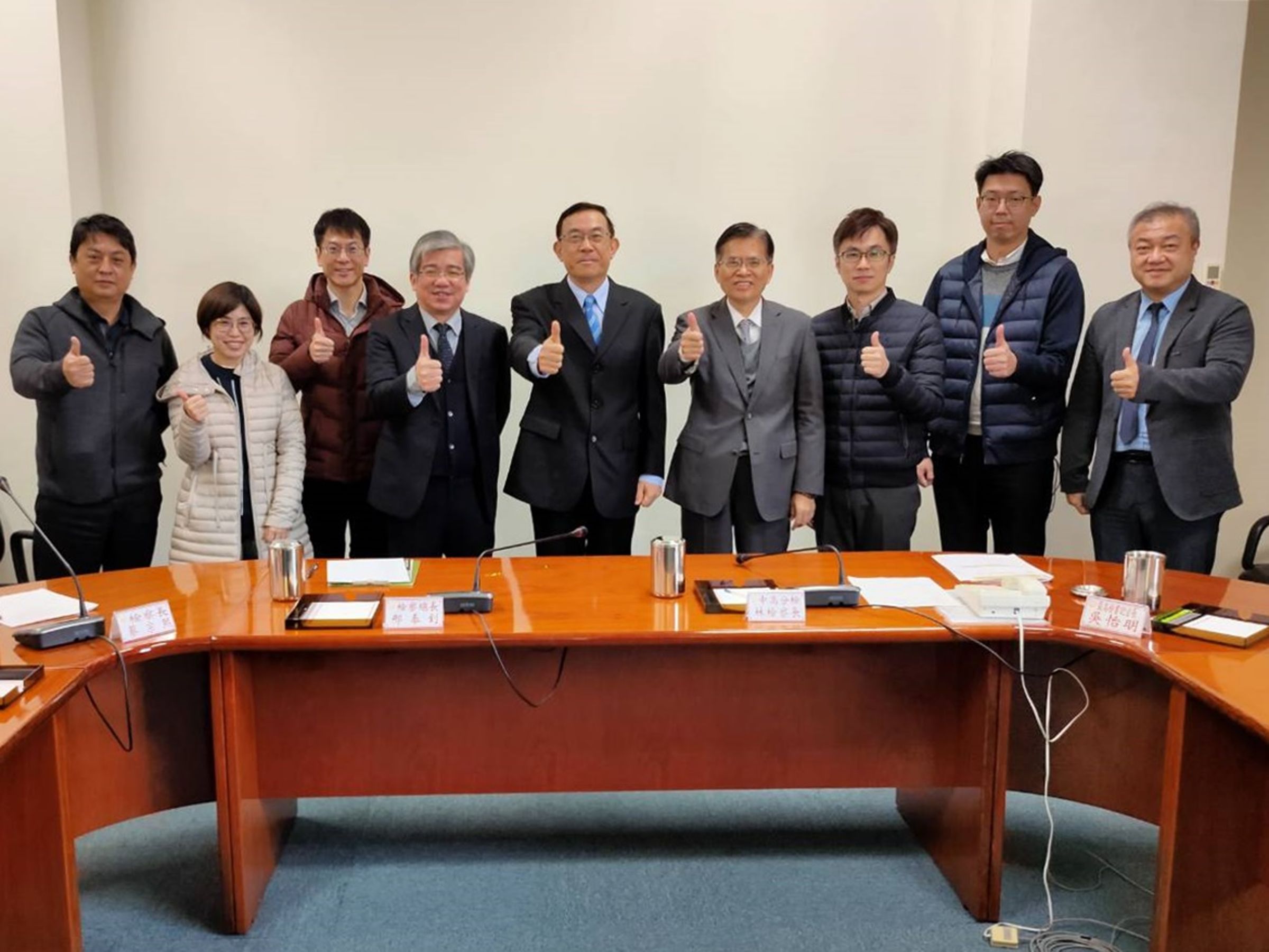 檢察總長邢泰釗親赴苗栗、雲林及彰化等地,感謝基層同仁查賄辛勞。(最高檢提供)