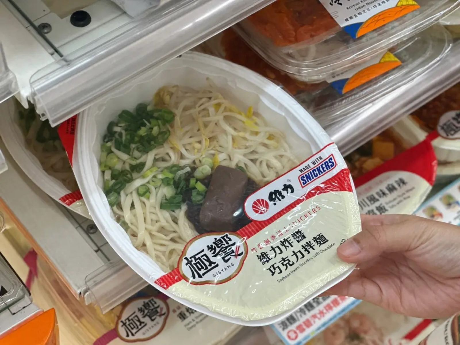 網友敲碗成真!7-11推炸醬巧克力拌麵 老饕曝「加鮮奶」神升級