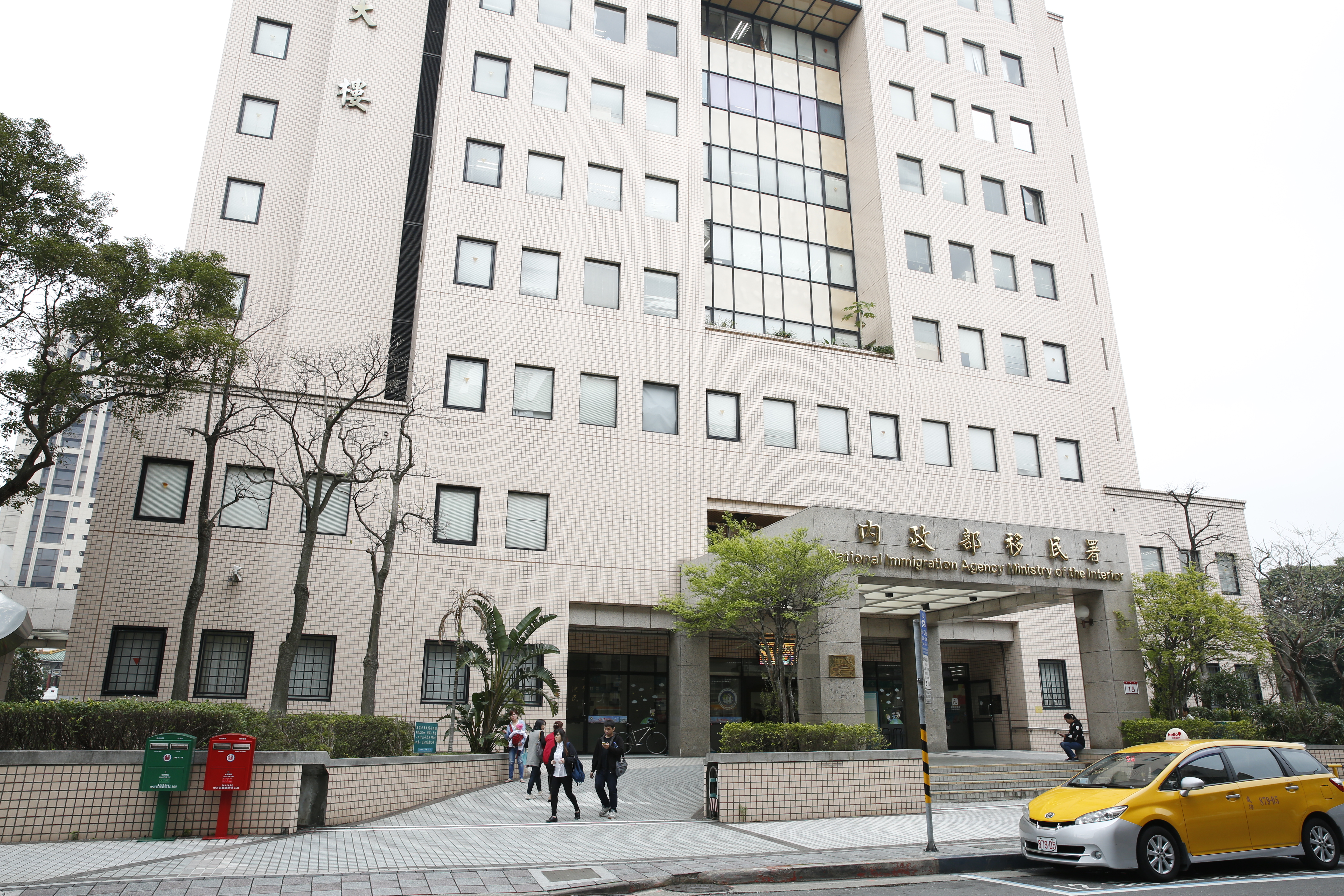 只要中配展現意願，移民署表示，「我們不會逕予處理」。（本刊資料照）