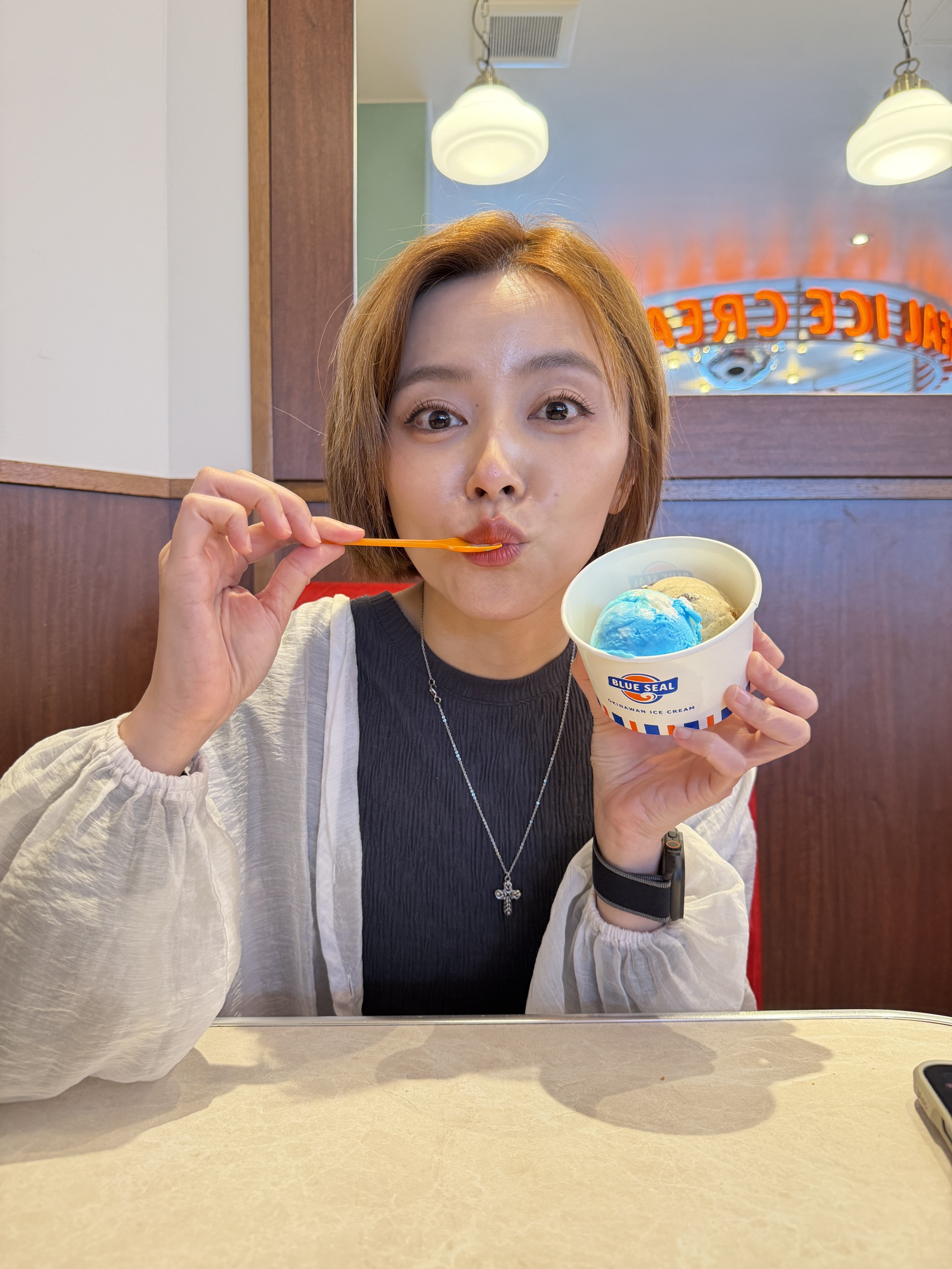 王瞳趁遊輪之旅在沖繩大吃當地特色冰淇淋。