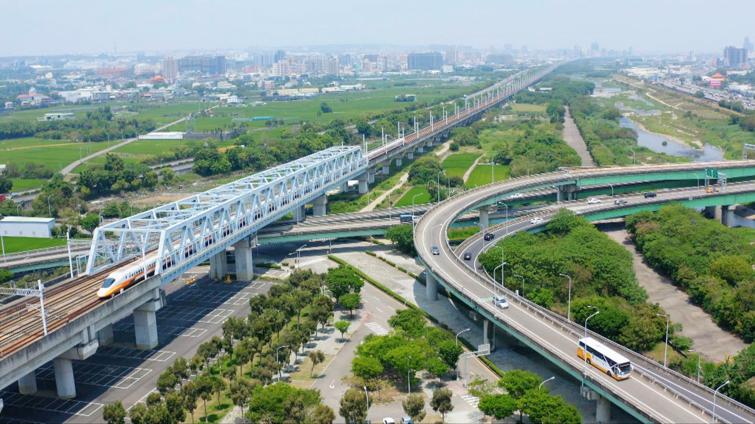 苗栗高鐵站鄰近國道一號頭份交流道、國道三號大山交流道,交通便利;縣內也透過火車站、公路與轉運系統串聯各地,支援園區外溢人口進駐。