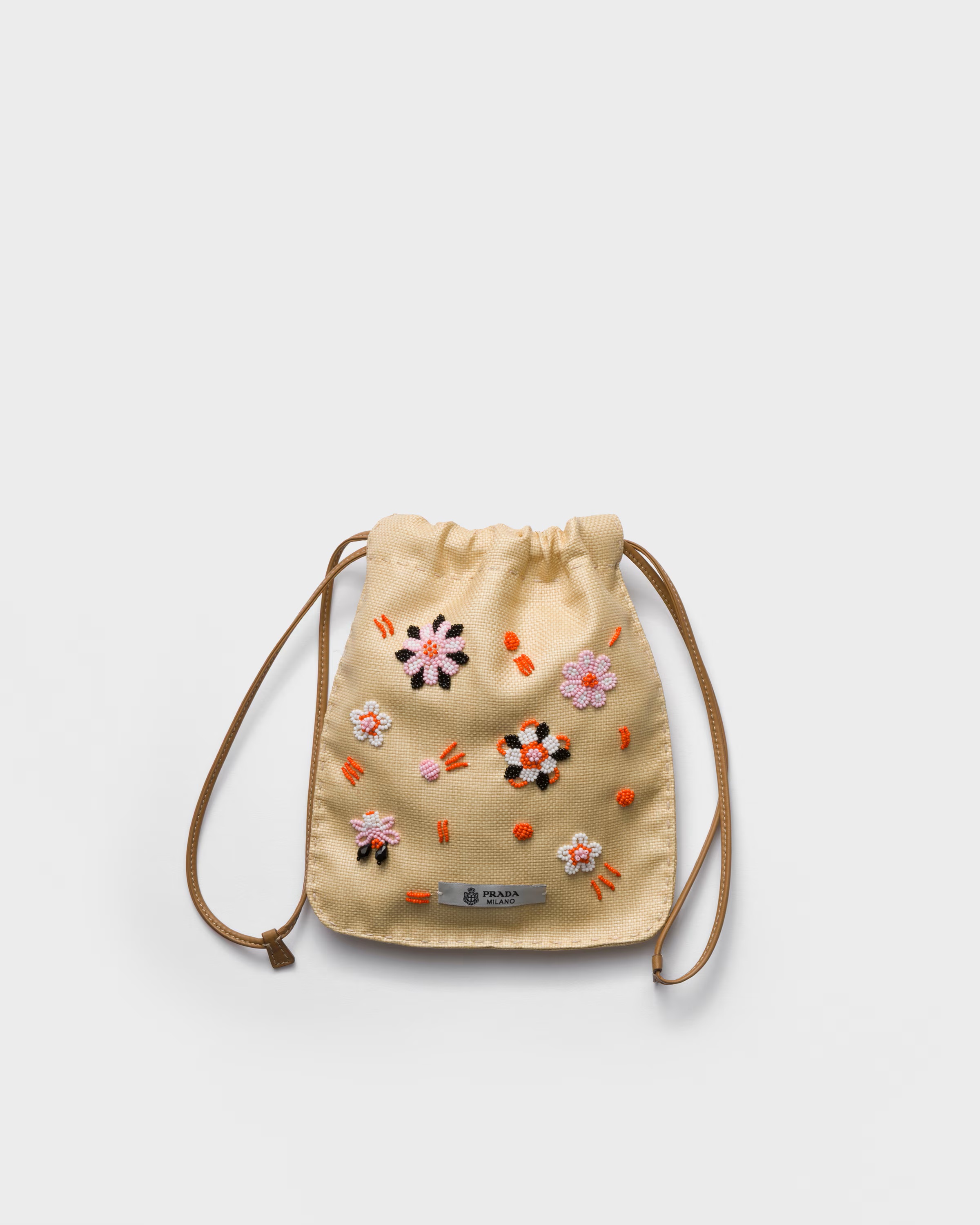 刺繡帆布小型提袋。NT$53,000（PRADA提供）