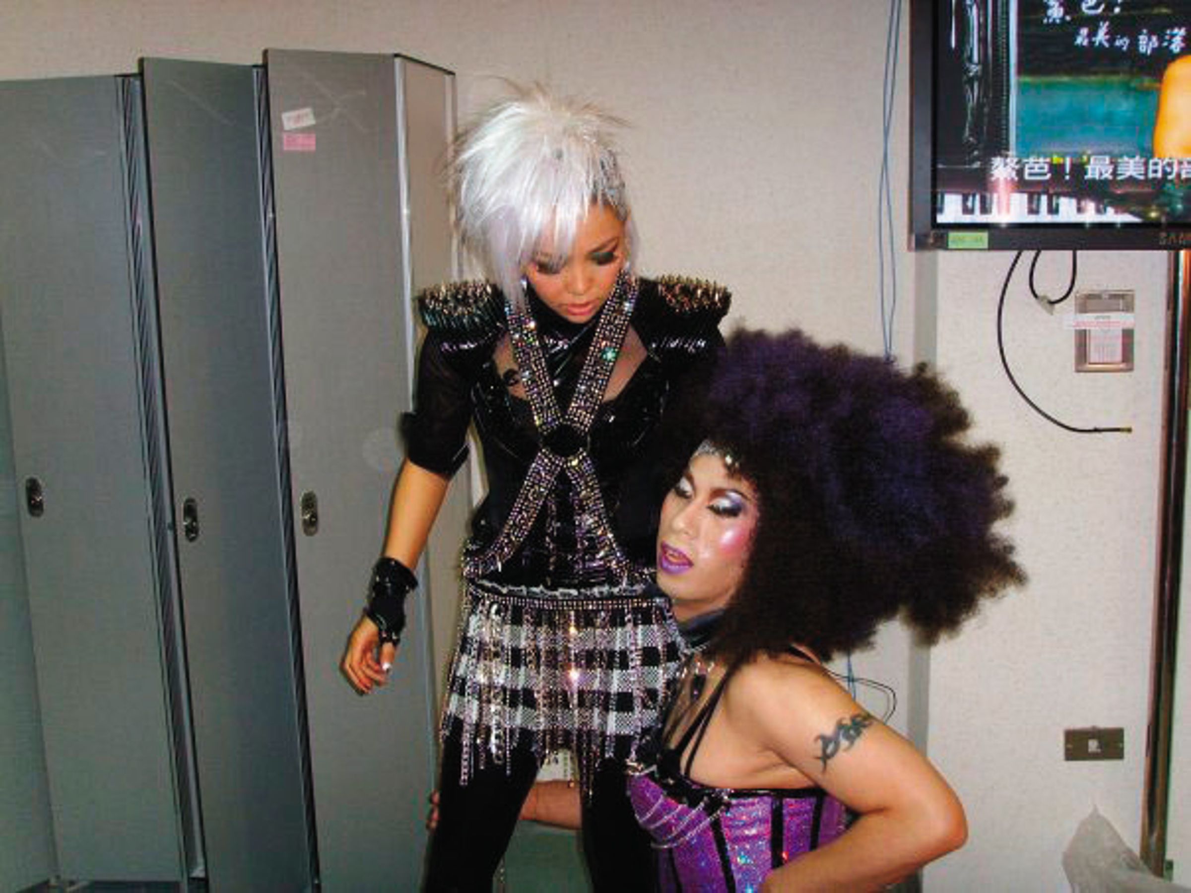 Lance（右）在2008年金曲獎上，和化身阿密特的張惠妹（左）一起演出。（Lance提供）