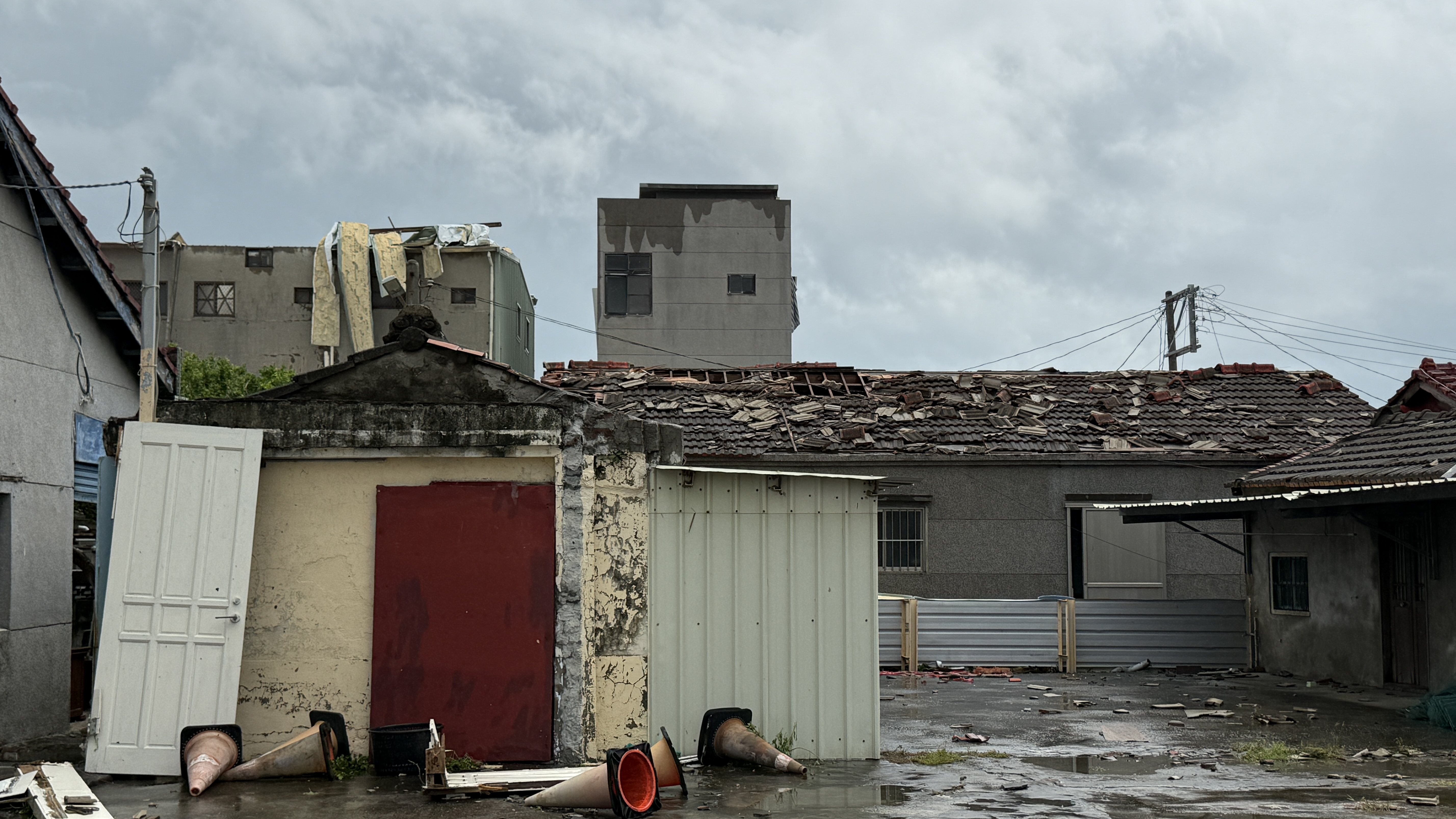台南有位60歲的林姓獨子在幫平房屋頂蓋帆布時，不慎墜落昏厥，緊急送醫後仍宣告不治。（翻攝畫面）