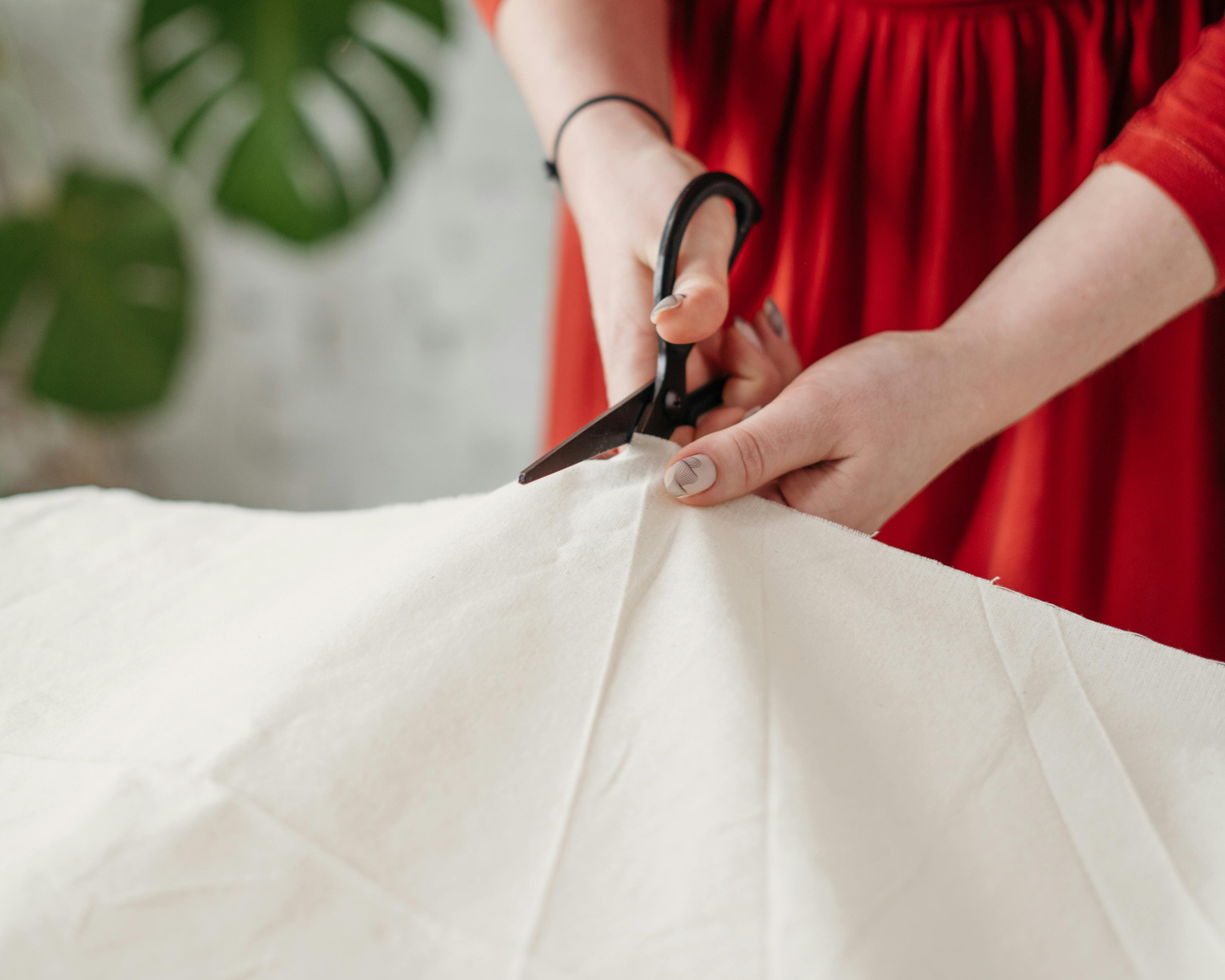 台東縣政府因應焚化爐啟用，規定民眾丟棄大型布品時需裁剪。（示意圖，取自Pexels）