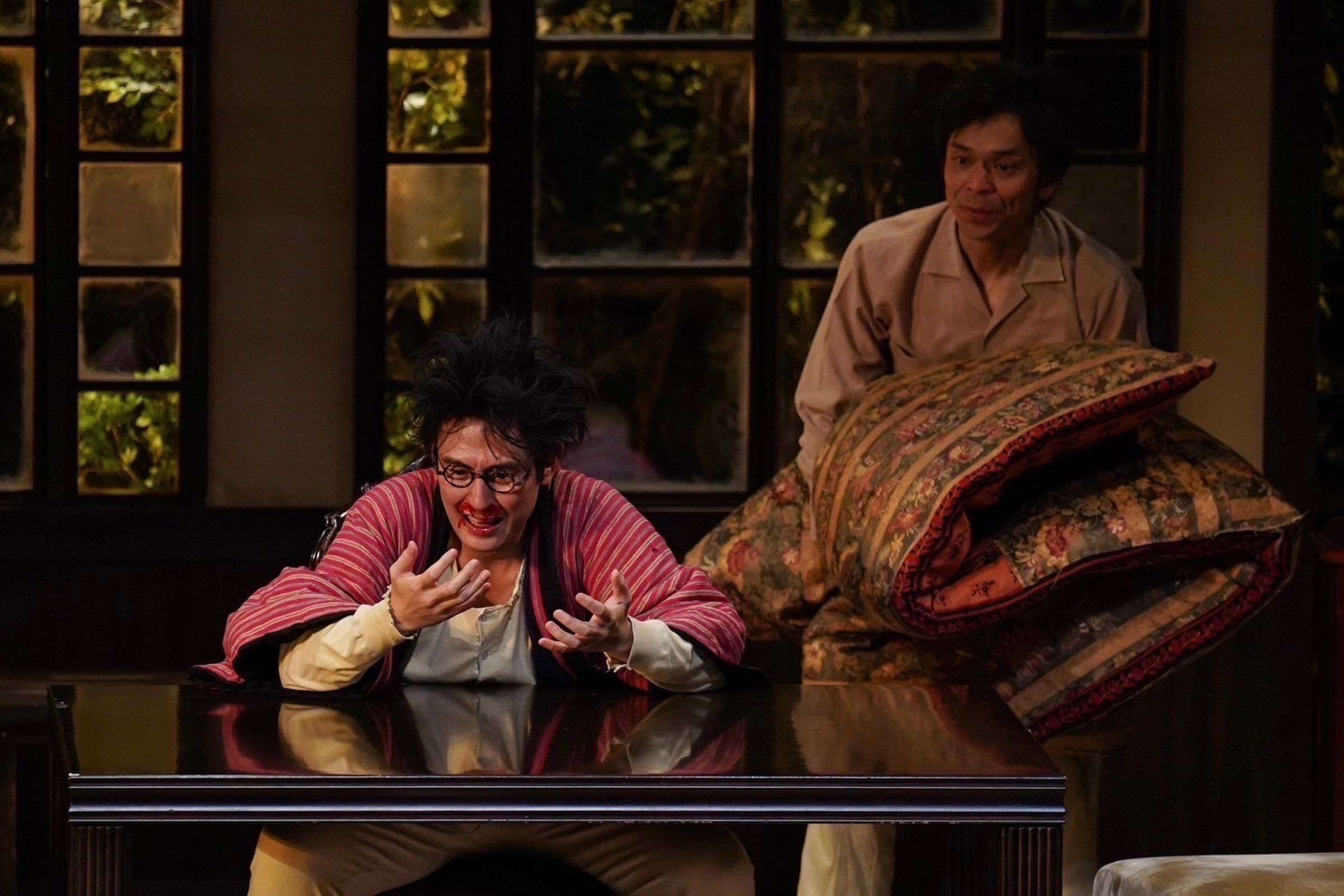 塚原大助在舞台劇《無賴的妻子》中,飾演以日本無賴派作家坂口安吾為原型的主角塚口圭吾。(52PRO! 合同會社提供)