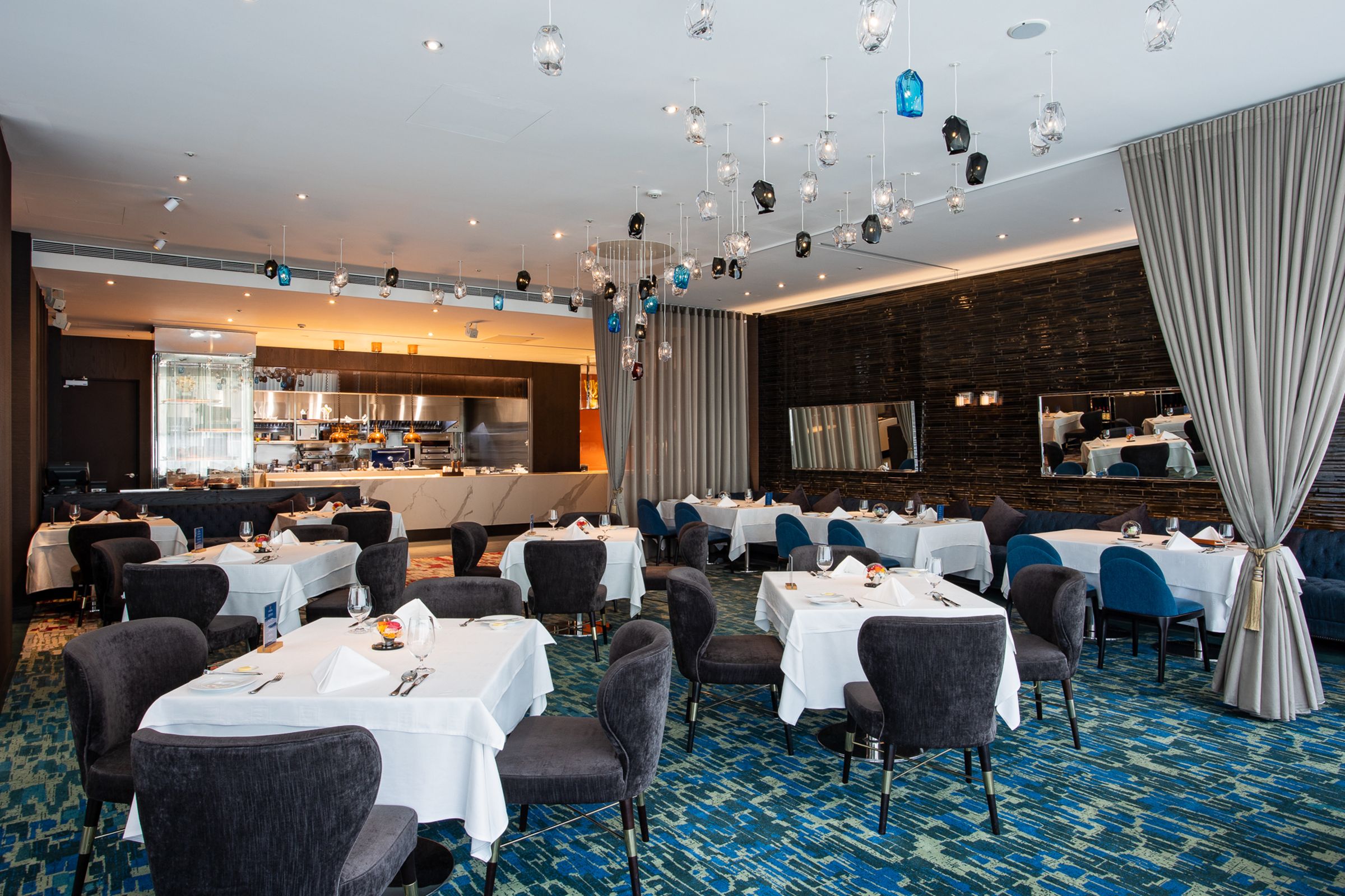 A Cut牛排館行政總主廚凌維廉此次率領團隊以「春．綻」為題發表春季新菜，選用一系列春天盛產的食材，即日起美味登場！