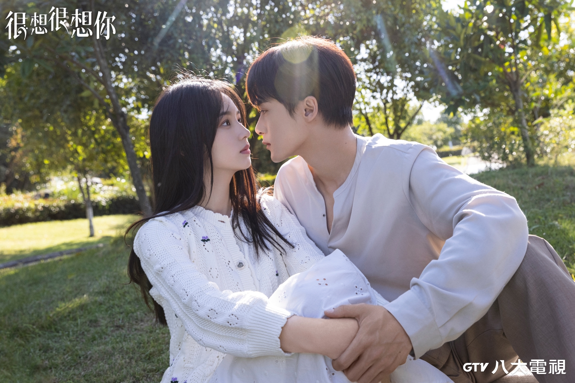 陸劇《很想很想你》檀健次（圖右）、周也（圖左）因聲音結緣共譜戀。（八大電視提供）