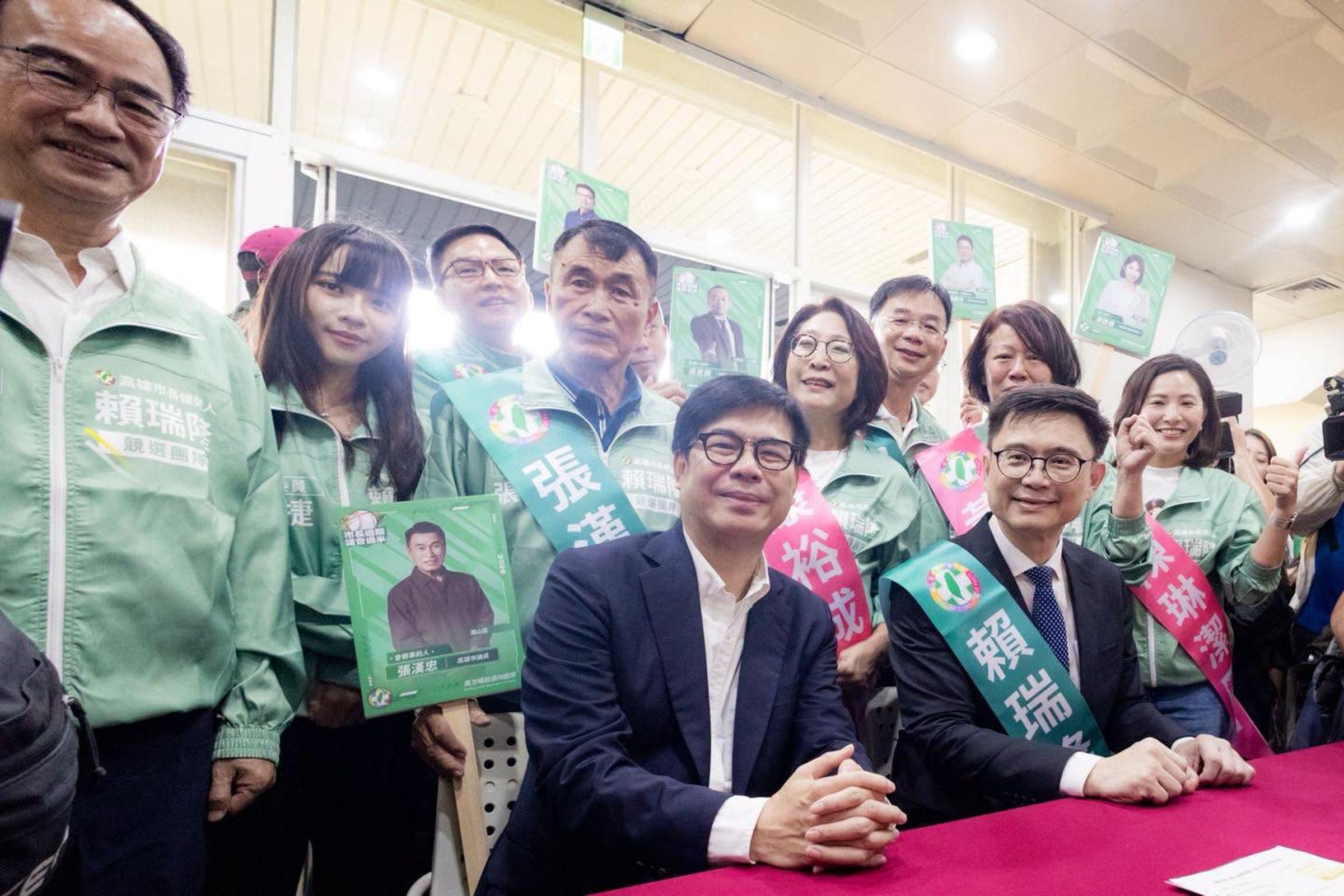 民進黨高雄市長參選人賴瑞隆在高雄市長陳其邁陪同下完成登記,並以「關鍵第四棒」,提出市政接棒願景。(圖/賴瑞隆Facebook)