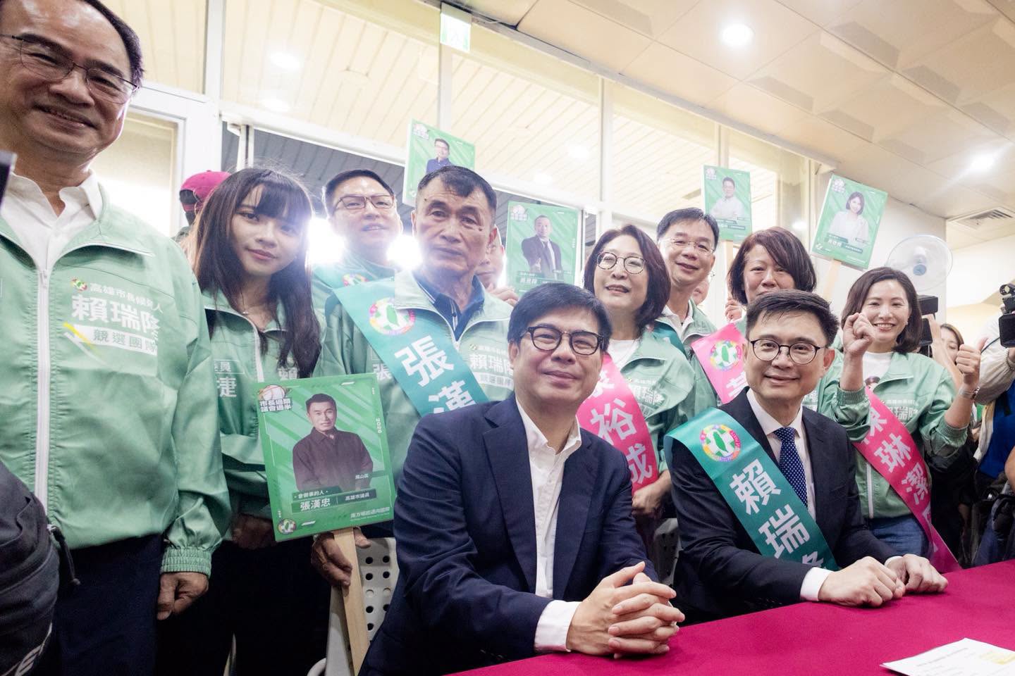 民進黨高雄市長參選人賴瑞隆在高雄市長陳其邁陪同下完成登記,並以「關鍵第四棒」,提出市政接棒願景。(圖/賴瑞隆Facebook)