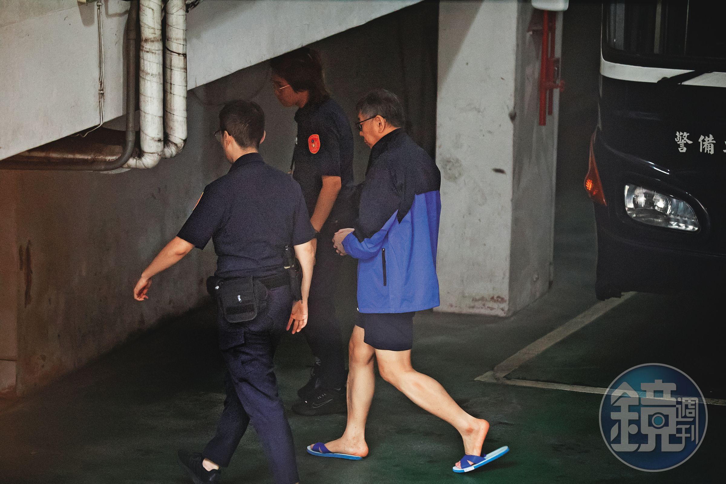 柯文哲(右)涉京華城及侵占政治獻金罪證一一曝光,不僅總統夢碎,也可能遭續押。