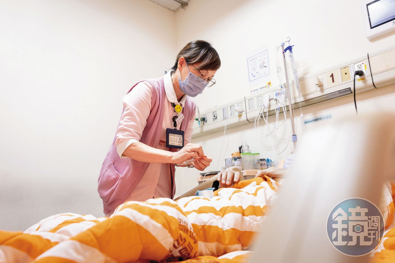  為讓護理師們交接順暢，降低醫病衝突，鄭慧萍力求掌握每位病人的情況。