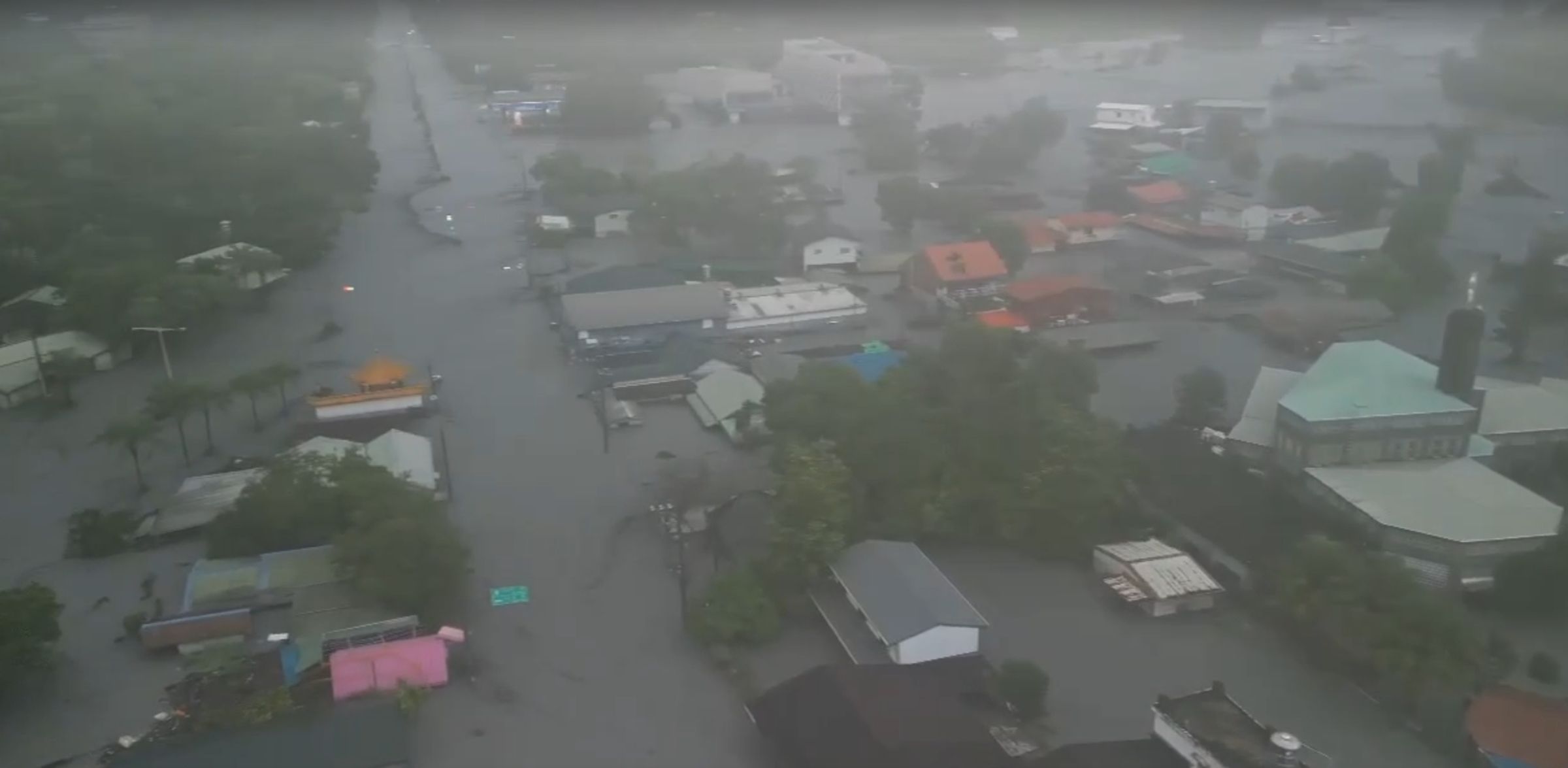 花蓮馬太鞍溪堰塞湖昨天下午壩頂溢流，大水瞬間湧入光復鄉，截至目前為止傷亡人數還在上升。（花蓮特搜義消蔡哲文提供）
