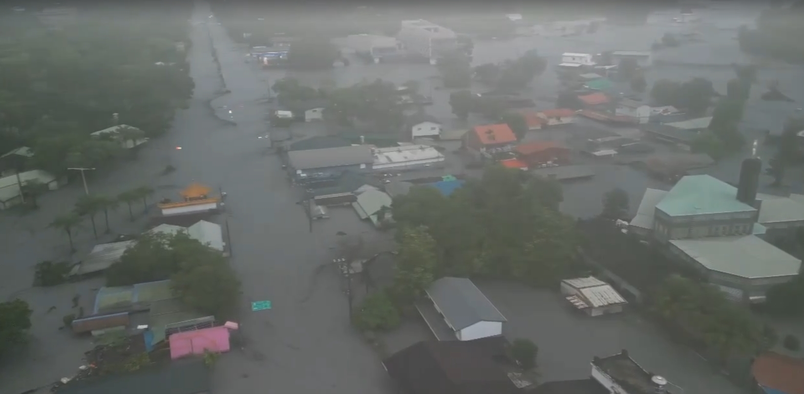 花蓮馬太鞍溪堰塞湖昨天下午壩頂溢流，大水瞬間湧入光復鄉，截至目前為止傷亡人數還在上升。（花蓮特搜義消蔡哲文提供）
