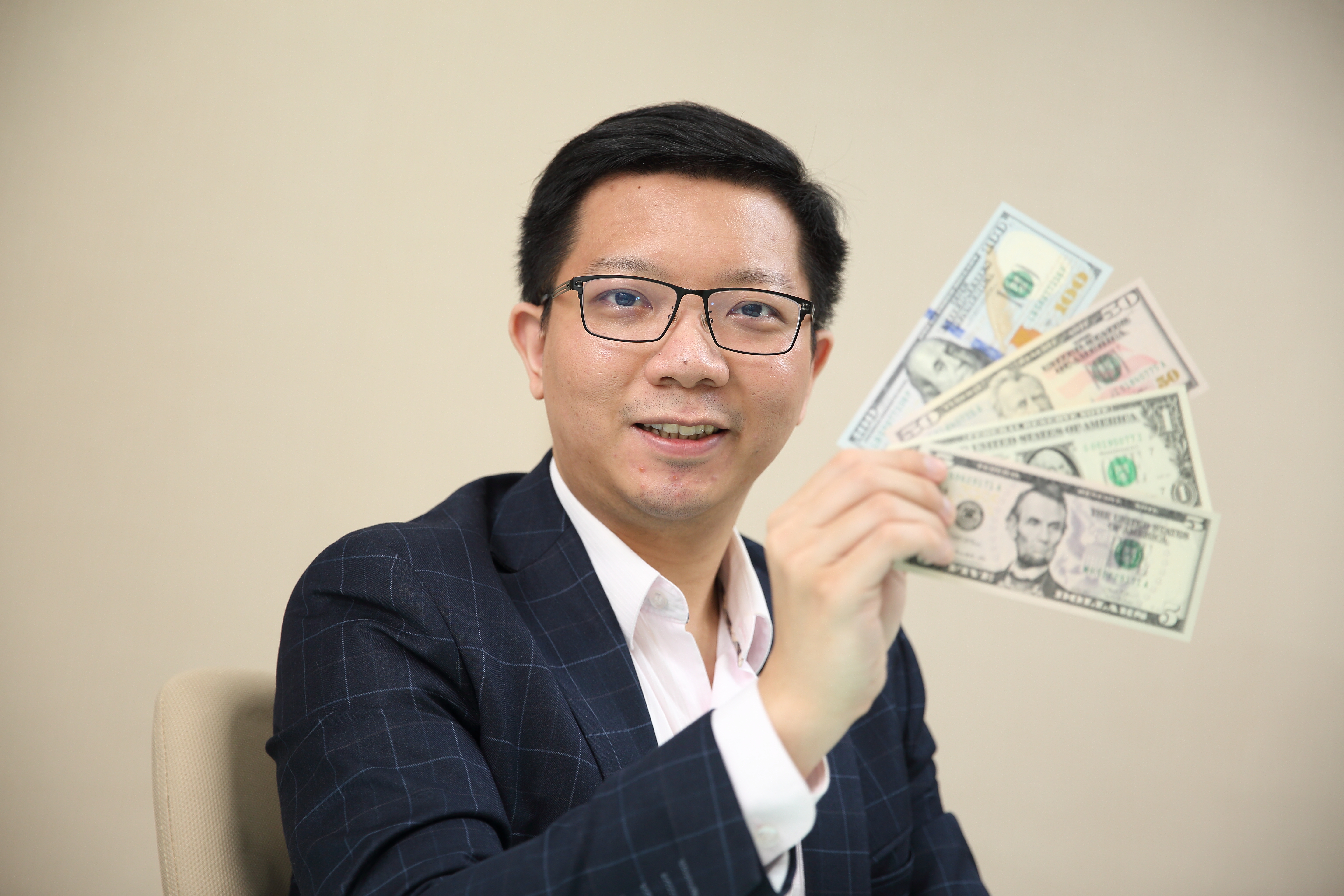 外匯專家李其展表示，手上有低成本美元的存戶，現在可陸續換回台幣、獲利了結。