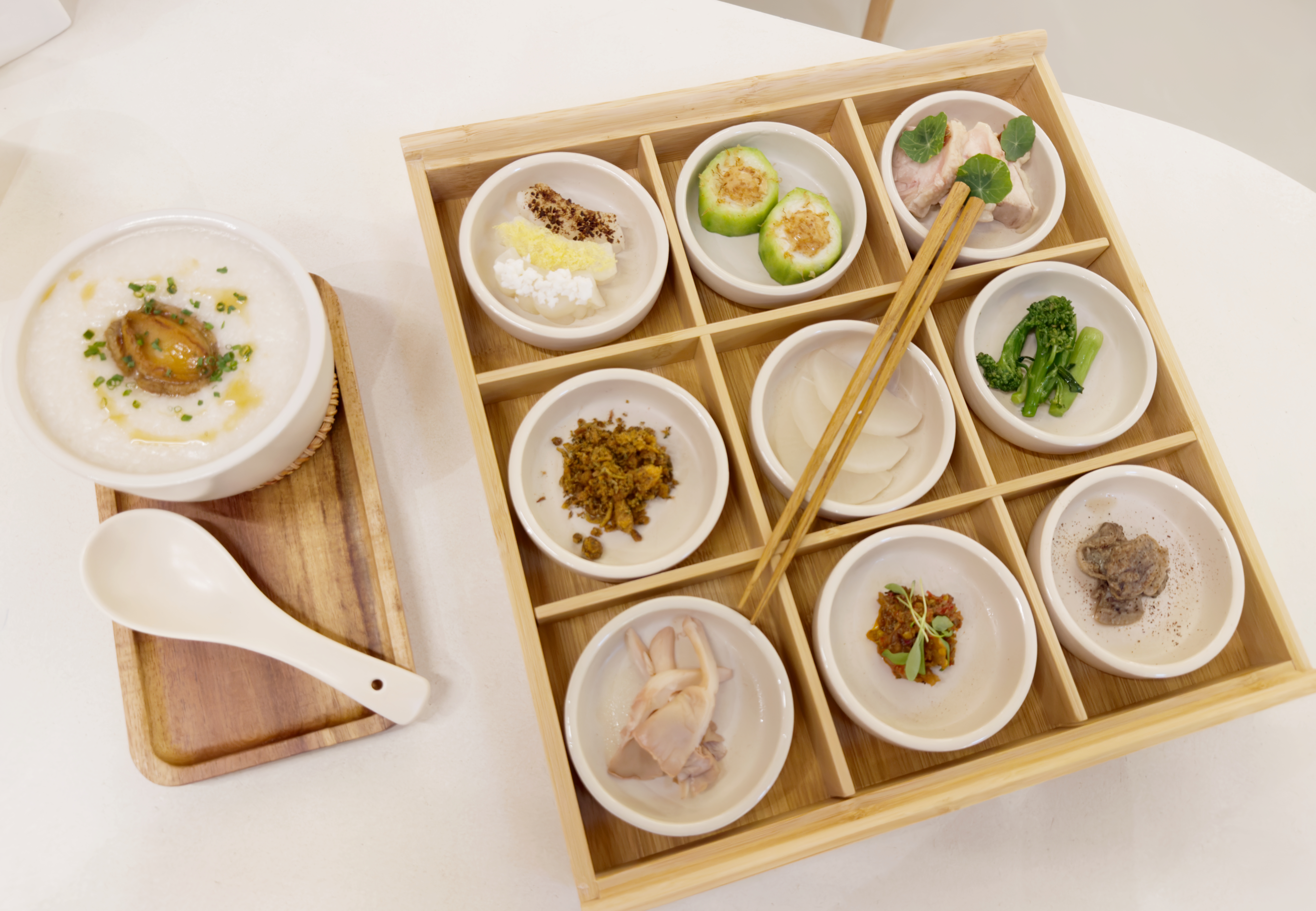 早午餐系列「清粥小菜」九宮格小菜與鮑魚粥。(520元/份)