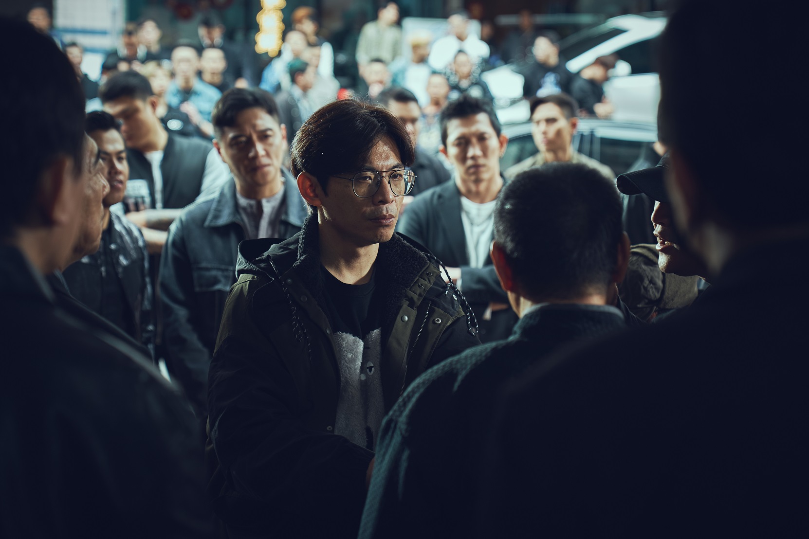導演姜瑞智(中)在拍攝現場與工作人員討論。(曼尼娛樂提供)