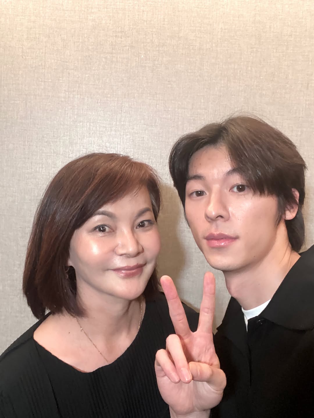子瑜媽與許光漢合照,竟被傳成許光漢與周子瑜熱戀。(翻攝IG@topbeauty_lydia)