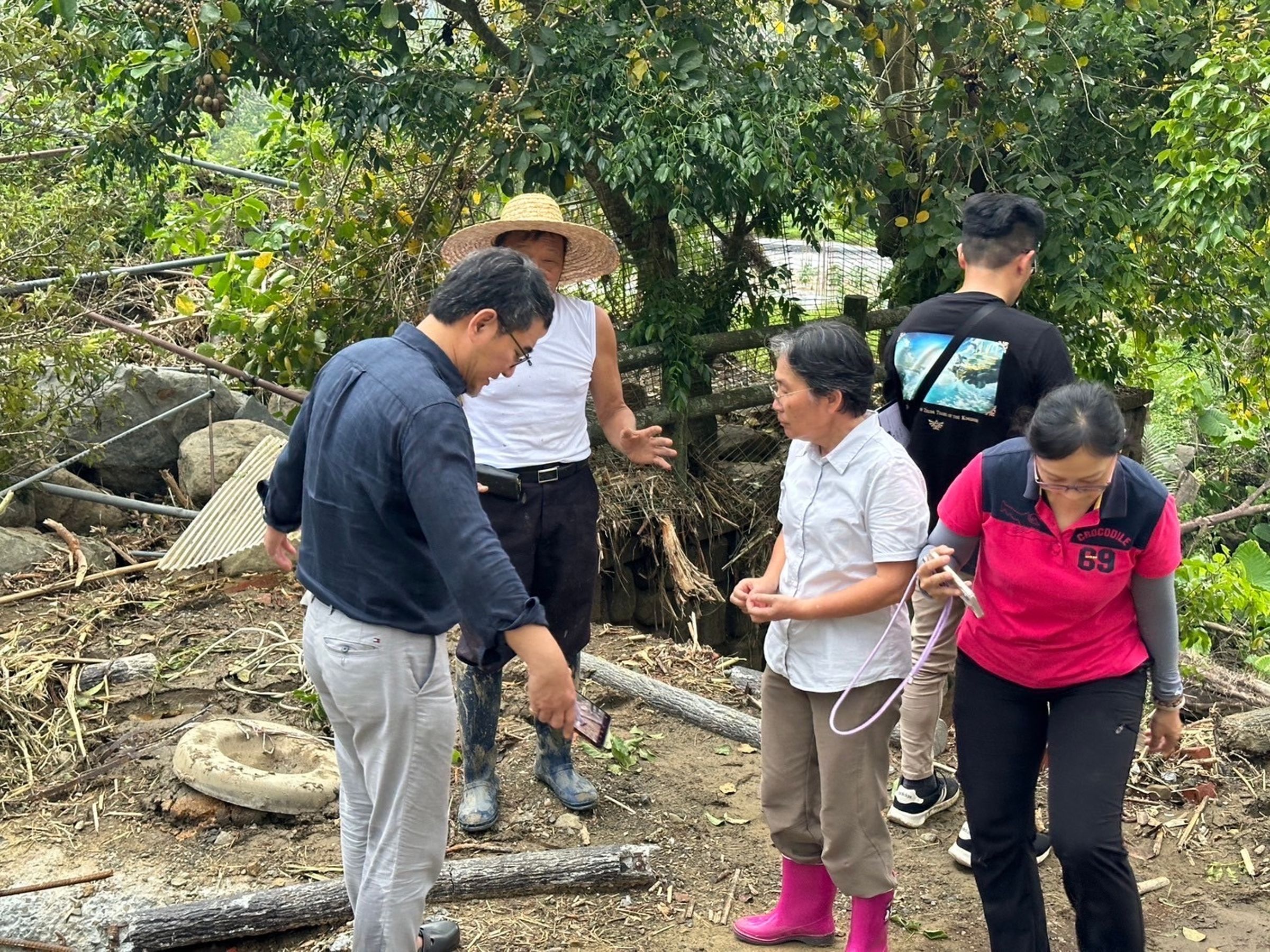 立委劉建國至雲林古坑視察災區。(劉建國辦公室提供)