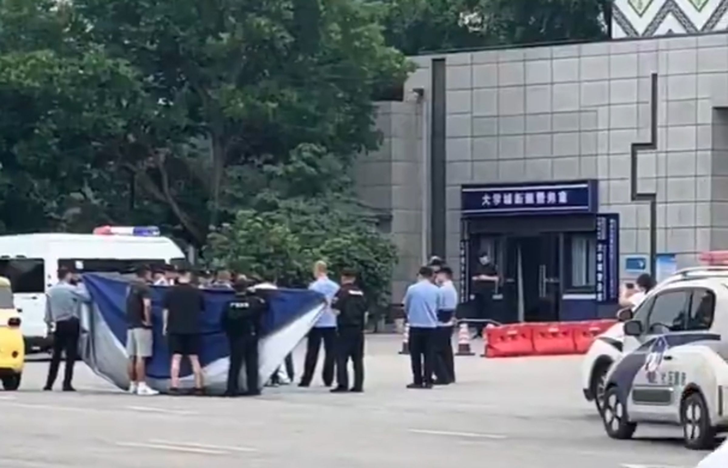 一名柳州城市職業學院學生送醫不治,家屬卻被拒絕查看遺體,到校門口抗議遭維穩。(翻攝自X)