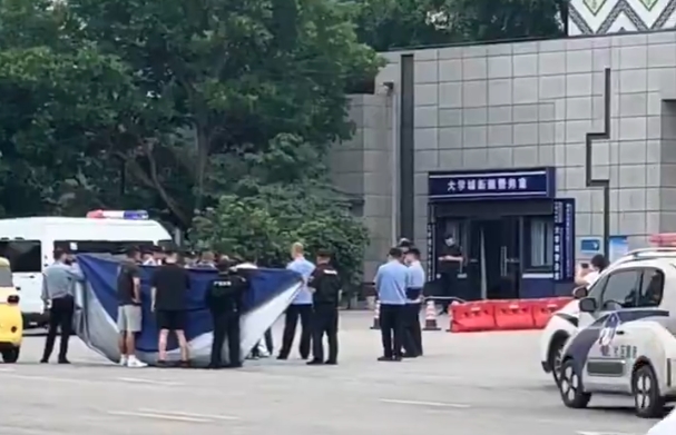 一名柳州城市職業學院學生送醫不治，家屬卻被拒絕查看遺體，到校門口抗議遭維穩。（翻攝自Ｘ）