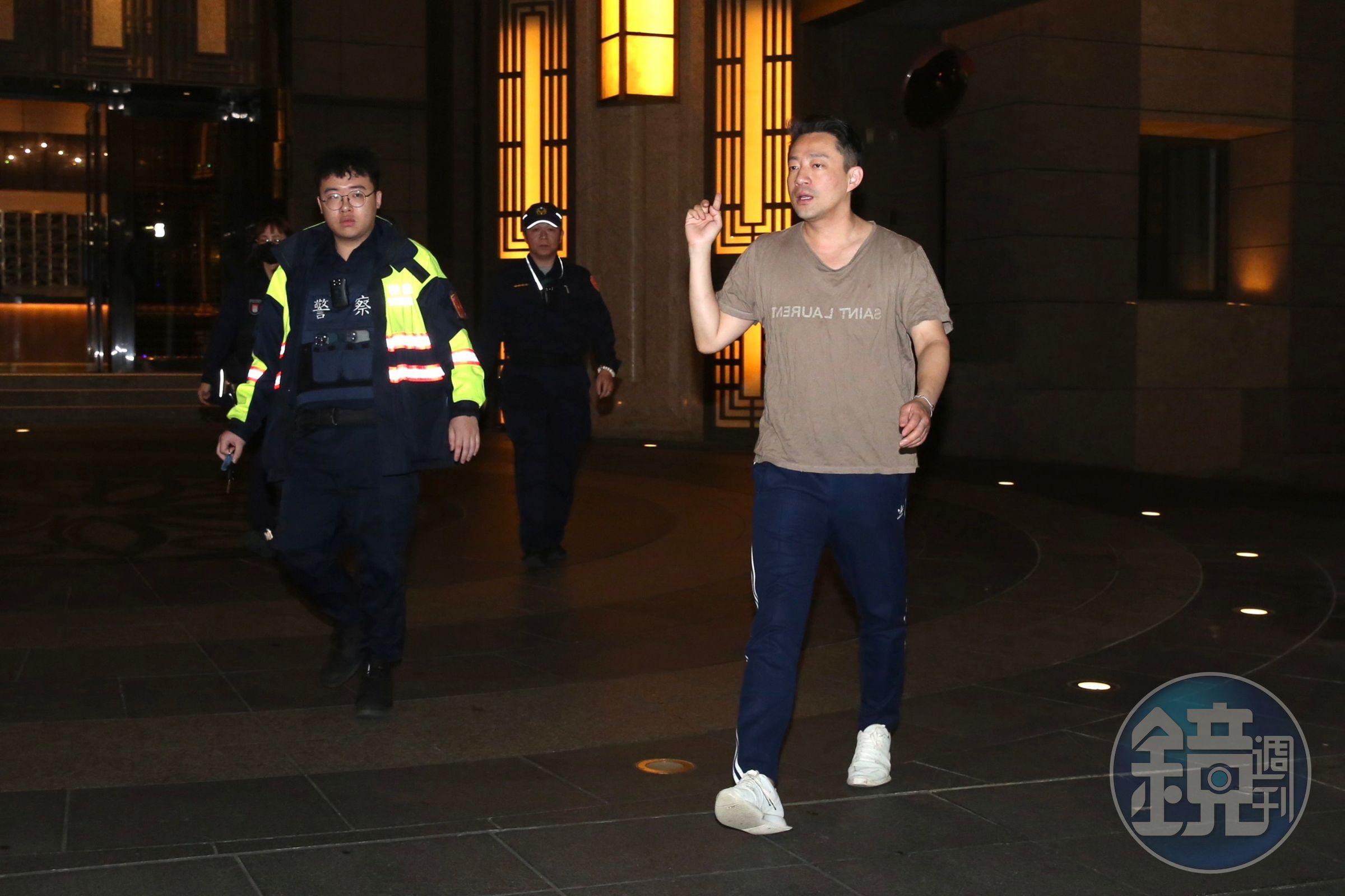 汪小菲二度闖大S家,被警察帶出。