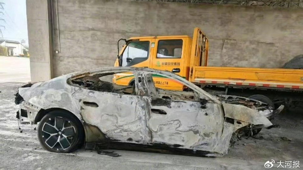 中國安徽省29日發生死亡車禍，一輛小米電動車自撞後燃燒起火，車上3人全數罹難。（翻攝大河報）