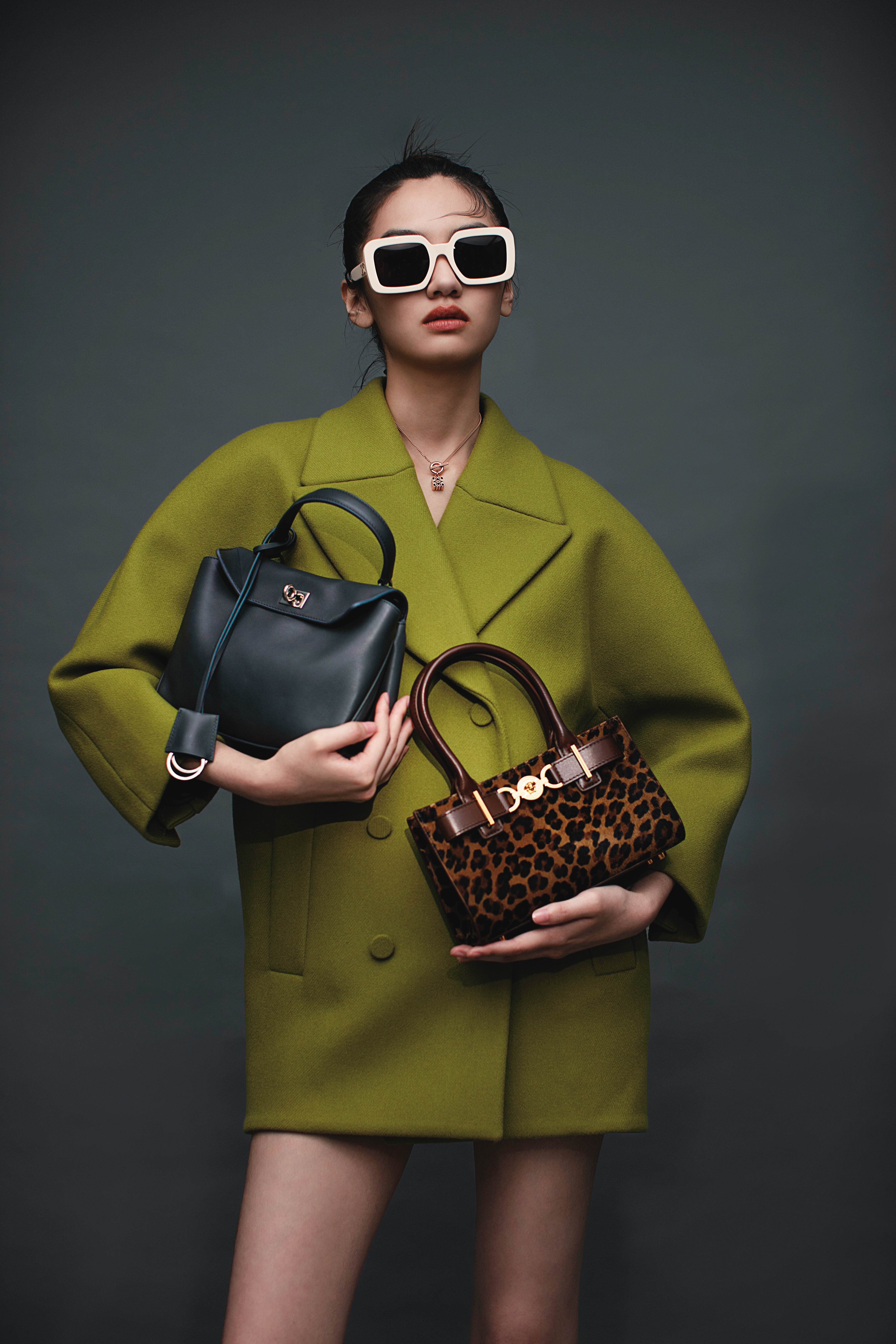 （左）迷你灰色Rodeo肩背手提包 價格店洽by BALENCIAGA；（右）Leopard Medusa '95 迷你包款 NT$61,000 by VERSACE；雙排釦大衣 NT$124,000 by GUCCI；TRIOMPHE 13太陽眼鏡 NT$16,250 by CELINE BY HEDI SLIMANE；Anagram立方體吊墜金色項鍊 NT$29,000 by LOEWE。