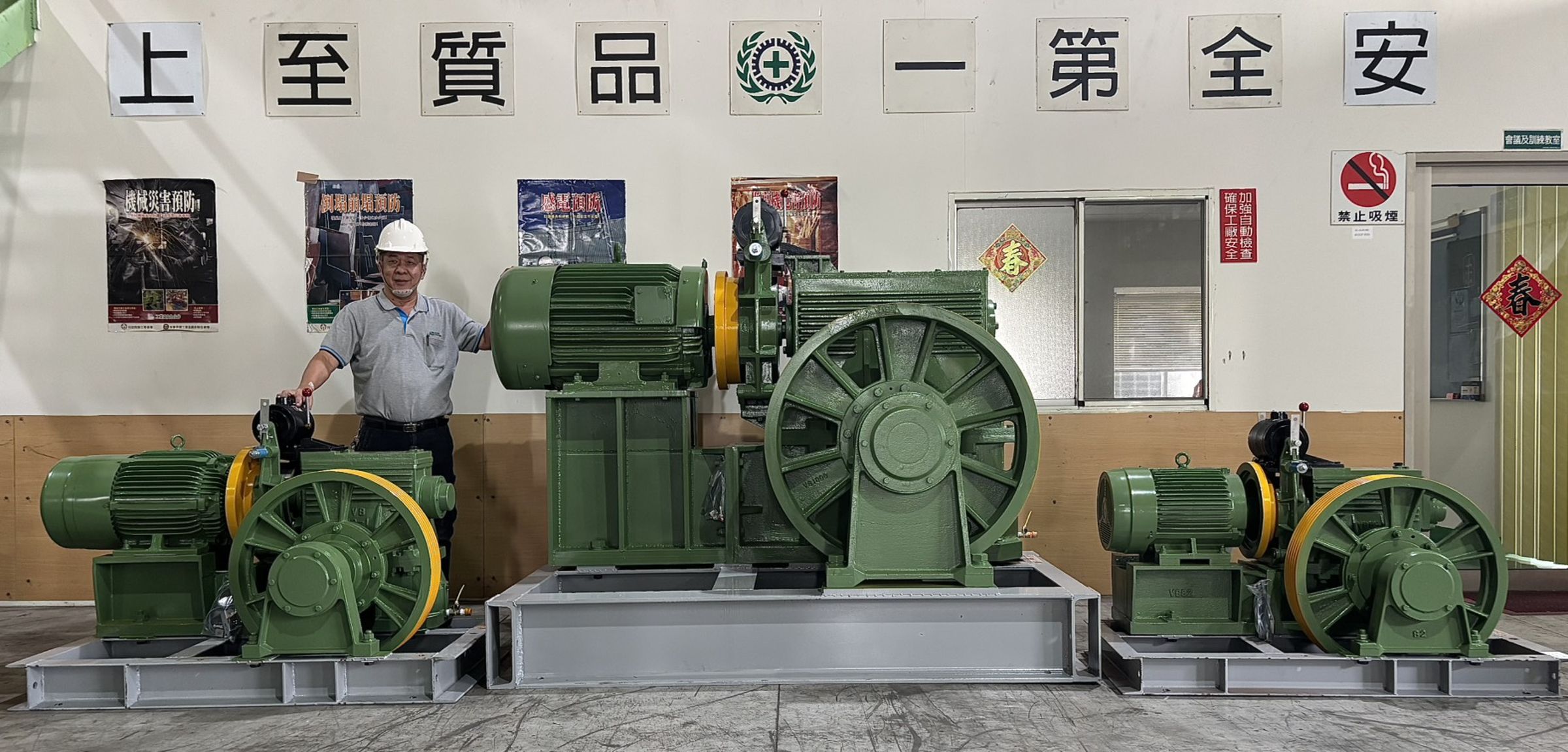 跟人差不多高的巨型主機，是宏偉29噸貨梯的心臟，不只要拉得起，更要煞得住，是大型貨梯的關鍵技術門檻。（宏偉提供）