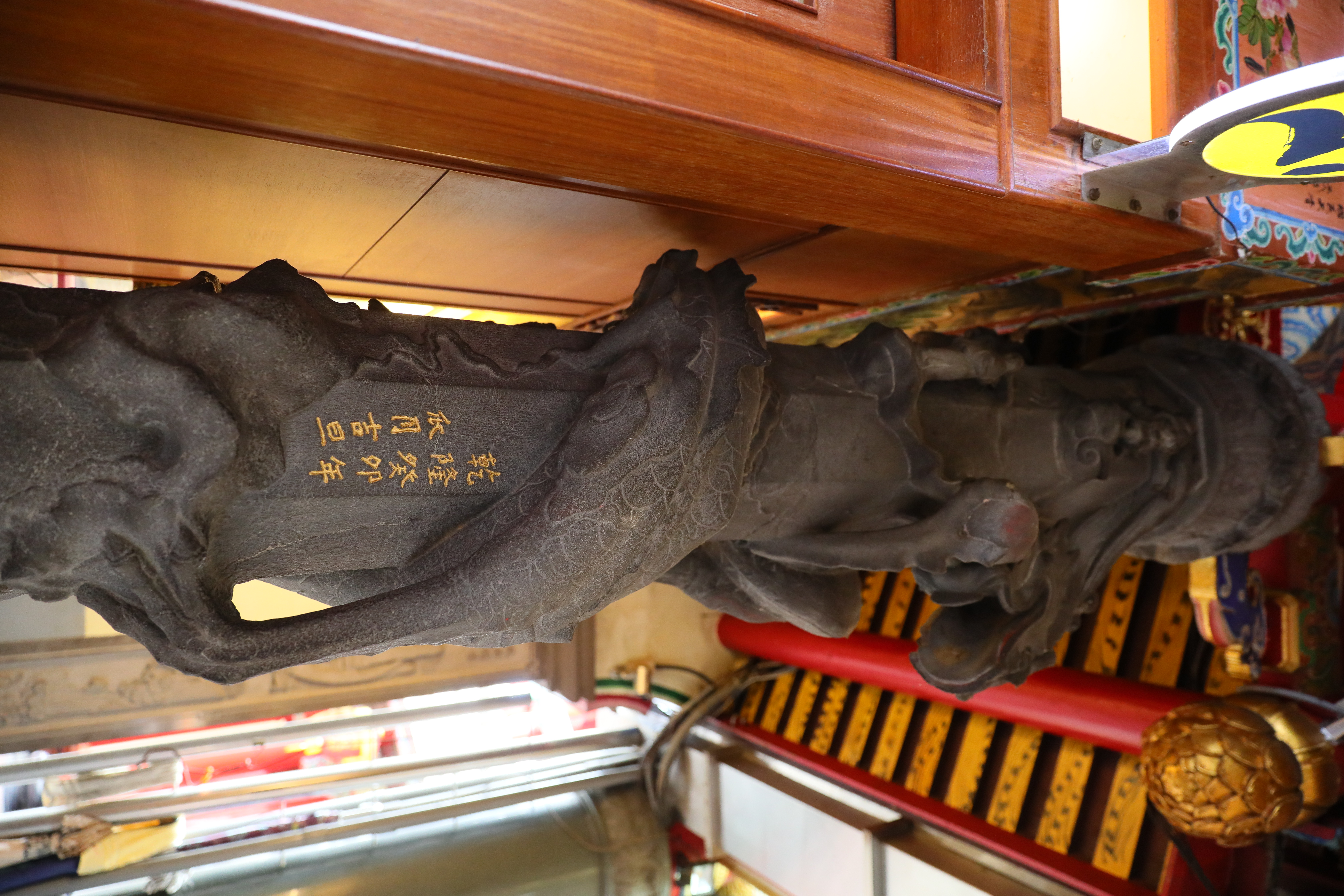 廟宇留存了歷代碑刻與石雕，最老的龍柱甚至可追溯至乾隆48年。