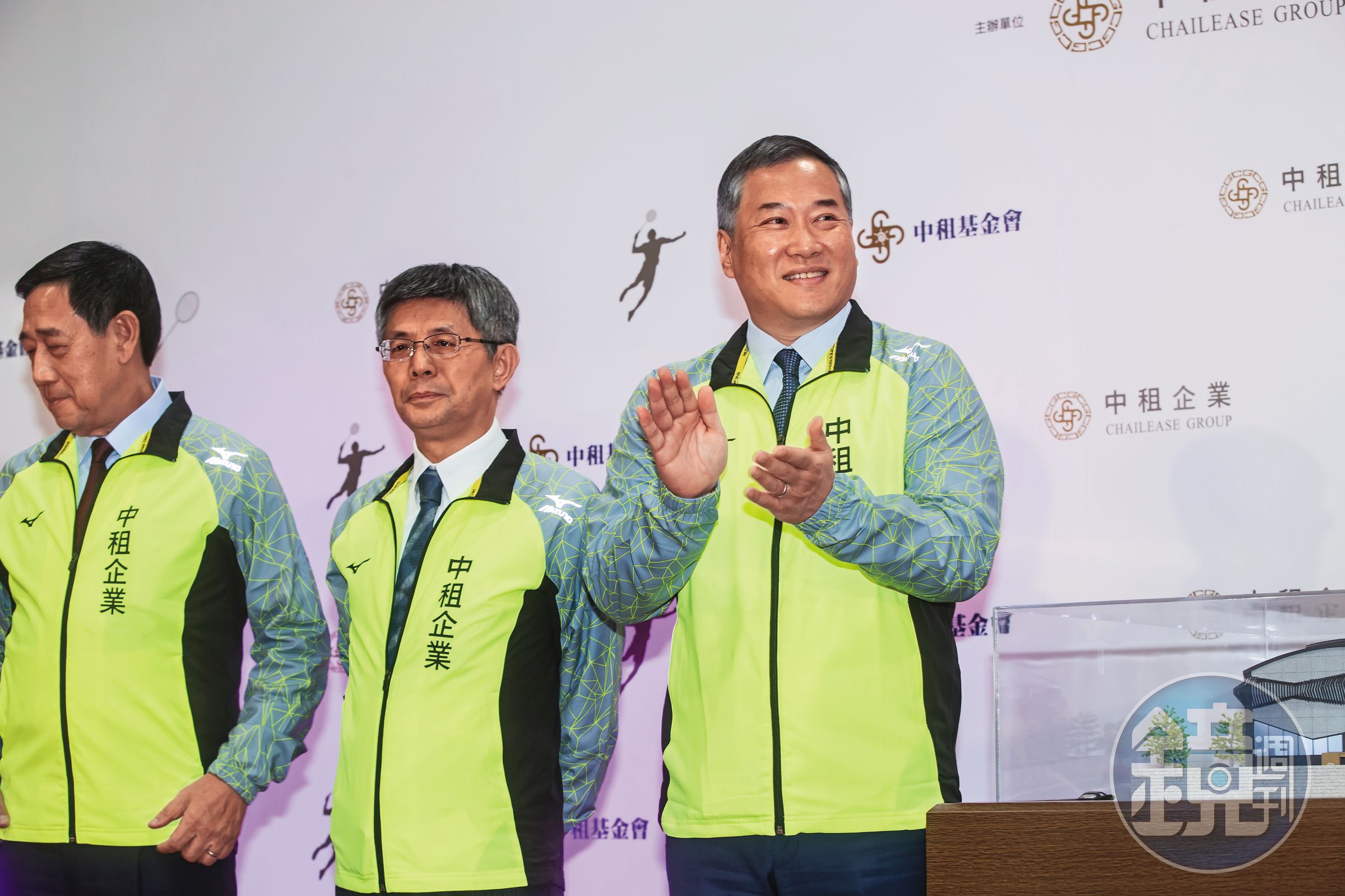 中租集團總裁辜仲立（右）的大將、中租迪和董事長陳鳳龍（左），為台南太陽光電弊案得標五天公司董事。
