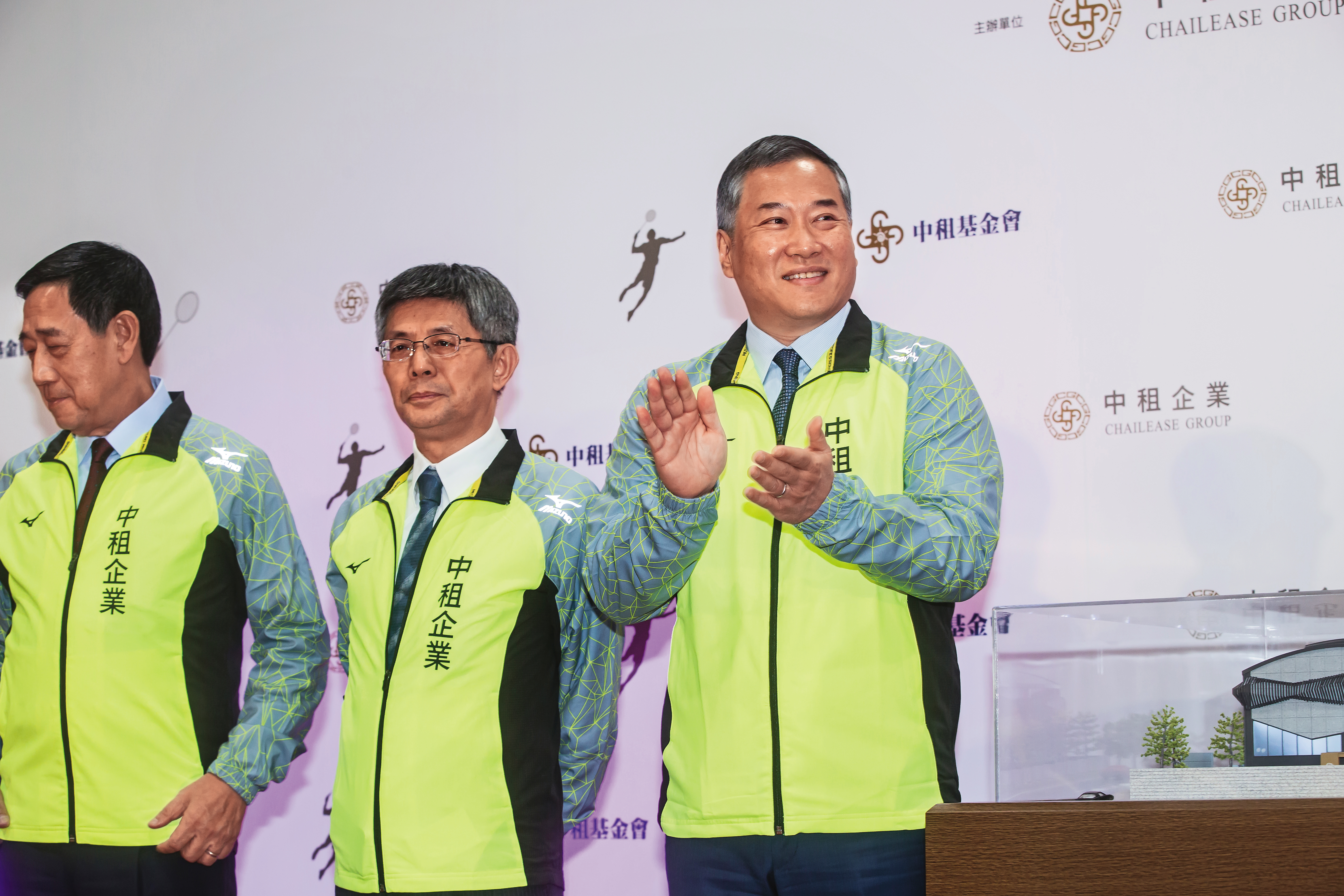 中租集團總裁辜仲立（右）的大將、中租迪和董事長陳鳳龍（左），為台南太陽光電弊案得標五天公司董事。