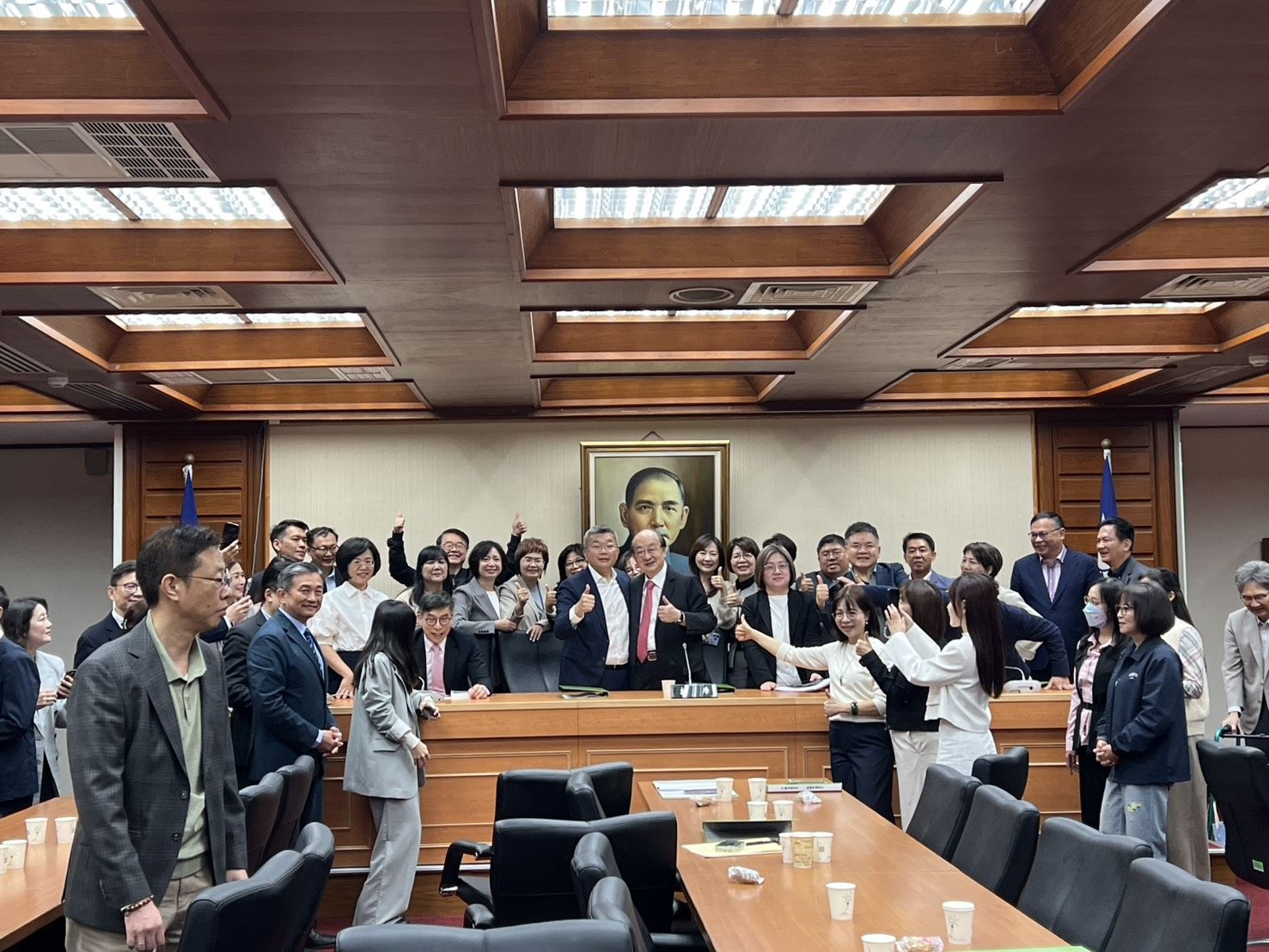 民進黨團幹部改選後眾人合影。(翻攝自林俊憲臉書)