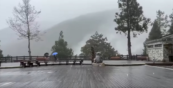 太平山今早降冰霰，絕美浪漫景色曝光。（翻攝自宜蘭太平山遊樂園區臉書）