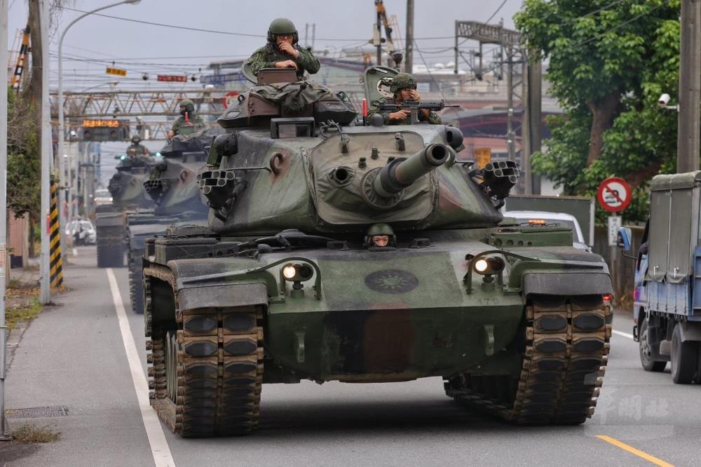 國防部即刻授權一線單位依交戰規則應變，並通報休假官兵備戰，務實態度讓全民很有感。（花防部提供）