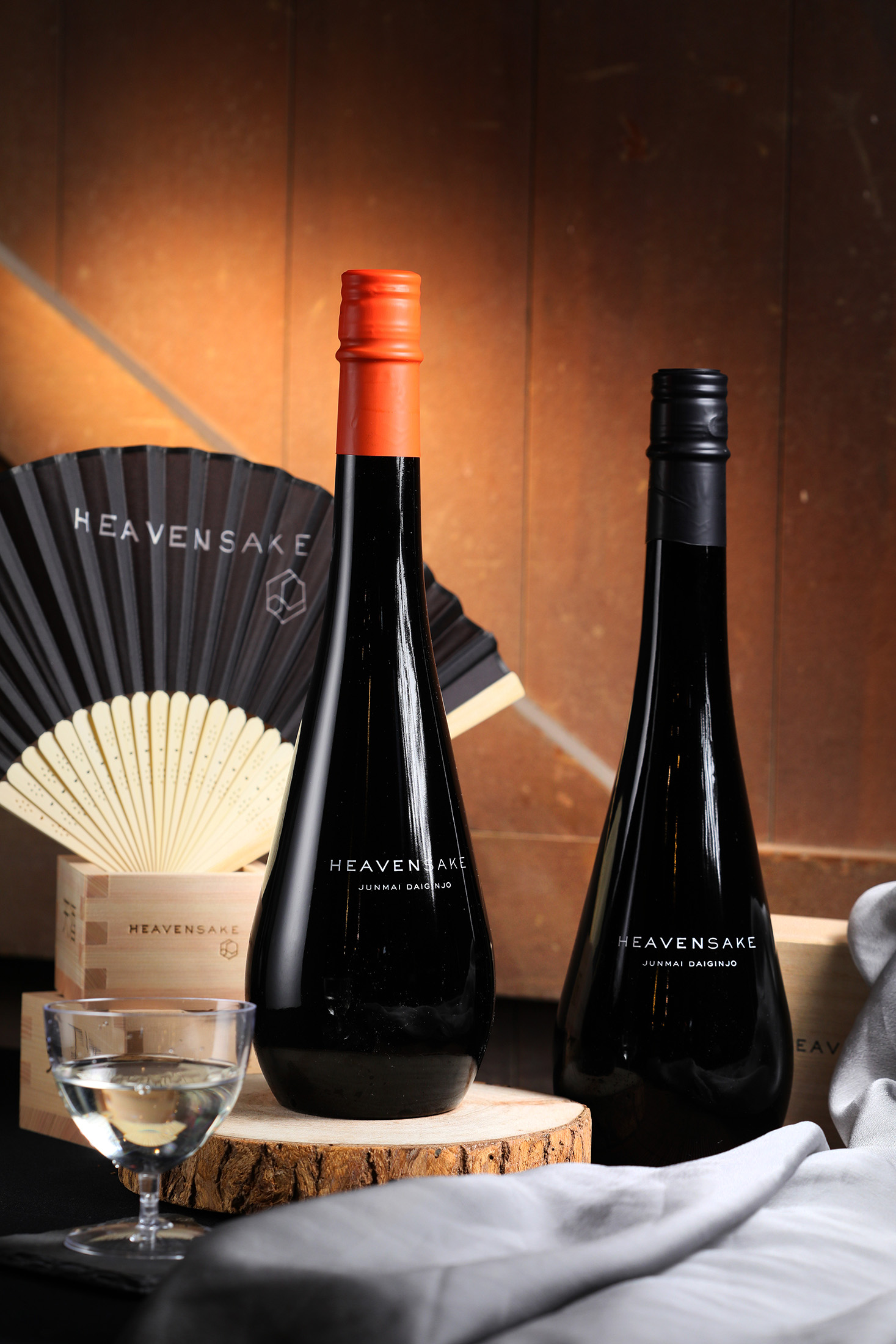 「HEAVENSAKE」與浦霞酒造攜手釀造「Junmai Daiginjo Label Orange」(左,3,620元/瓶),融合白百合、鳳梨、荔枝及哈密瓜的清新風味;和楯野川酒造合作的「Junmai Daiginjo Label Noir」(右,6,000元/瓶)有風信子、哈密瓜與水梨的怡人芳香。