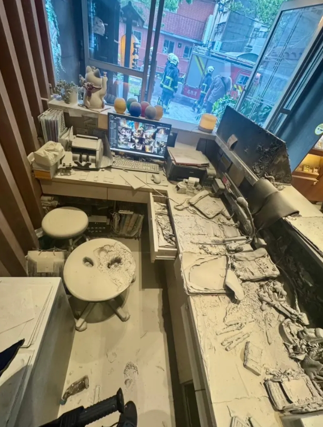板橋一家養生館今上午遭人闖入搶劫、縱火。(翻攝畫面)