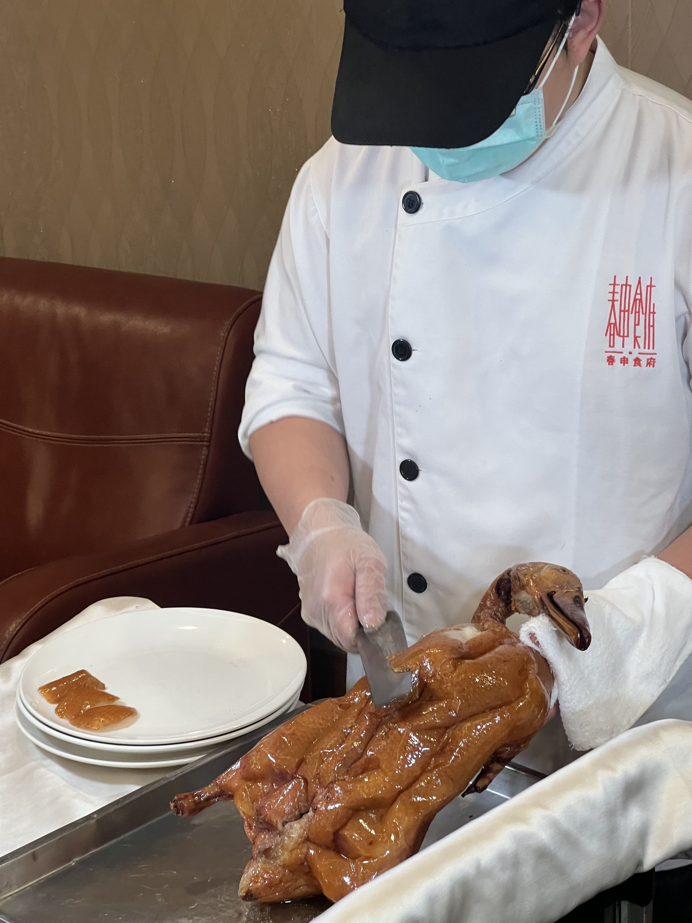 烤鴨出爐後,會由師傅桌邊服務片下鴨皮鴨肉。