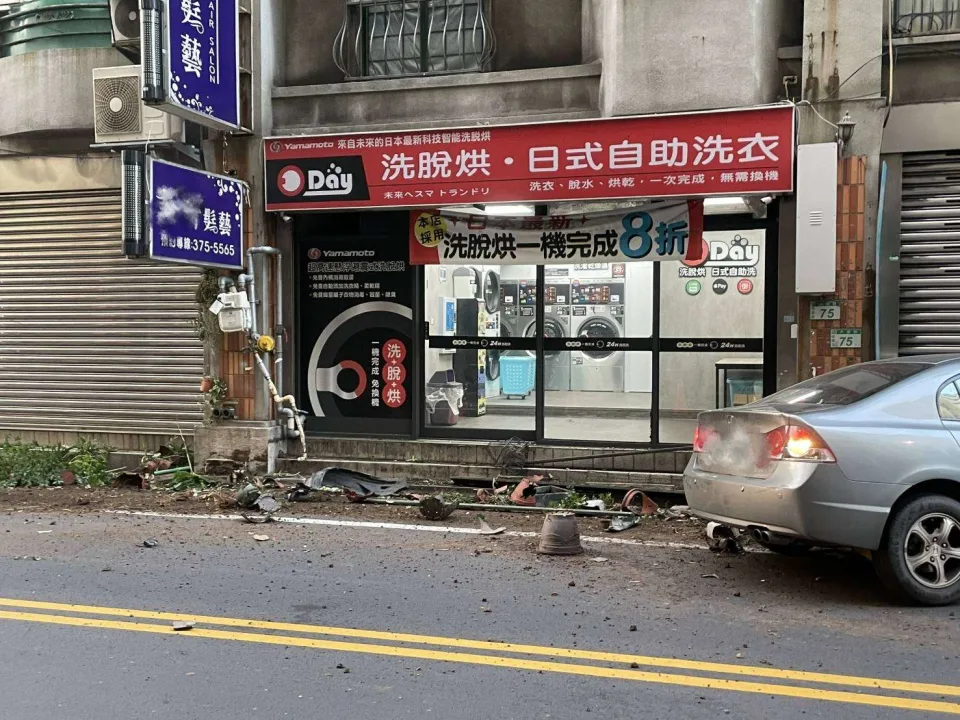 洗衣店的瓦斯管線因遭受汽車高速衝撞,管線受損破裂,瓦斯外洩。(翻攝畫面)