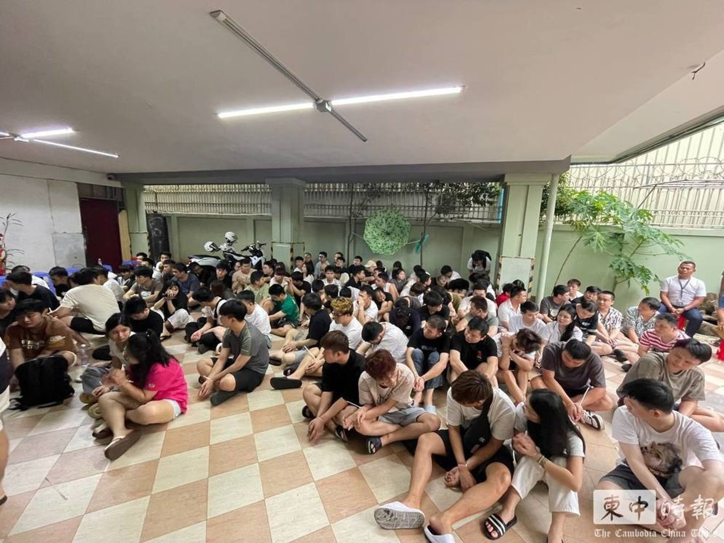 柬埔寨公布,自6月27日至10月14日累計逮捕涉案嫌疑人約3,455人,並將75名主嫌送辦。(翻攝自柬中時報)