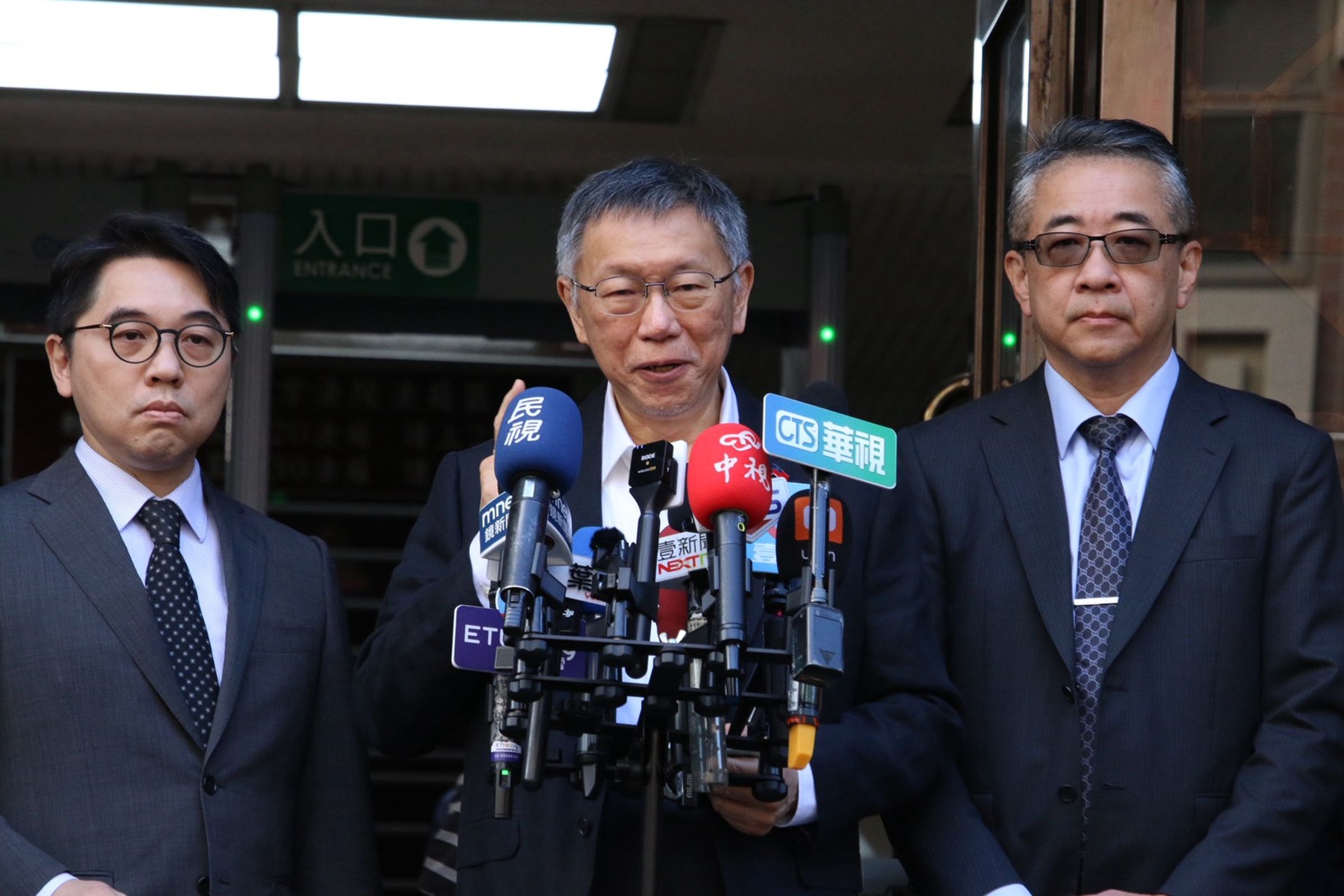陳佩琪強調，至於網軍最愛說的市長室收三百萬，已經說過無數次了，錢長的是橫的、豎的、紅的、白的，先生柯文哲都沒見過。（翻攝自臉書@陳佩琪）